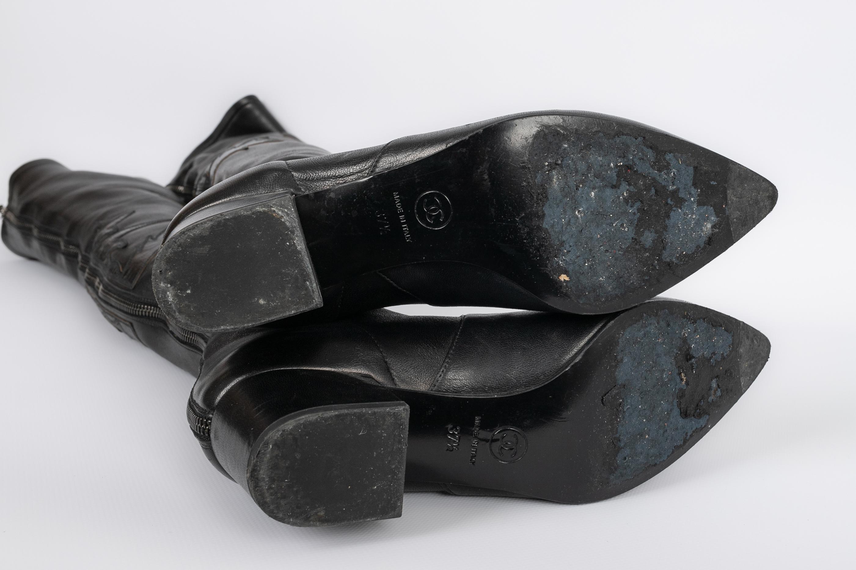 Cuissardes en cuir Chanel en vente 1