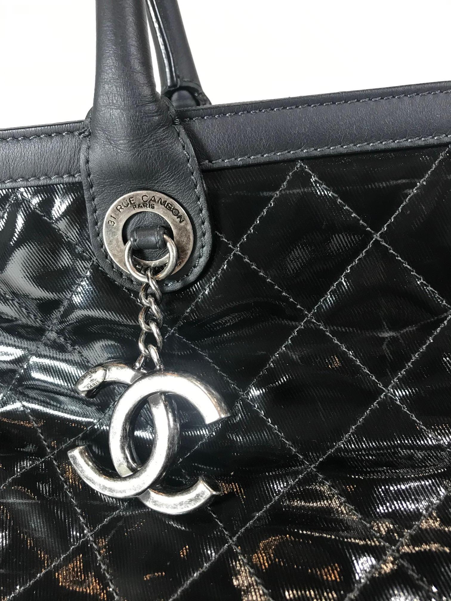 Women's or Men's Chanel Leather-Trimmed Quilted Tote For Sale