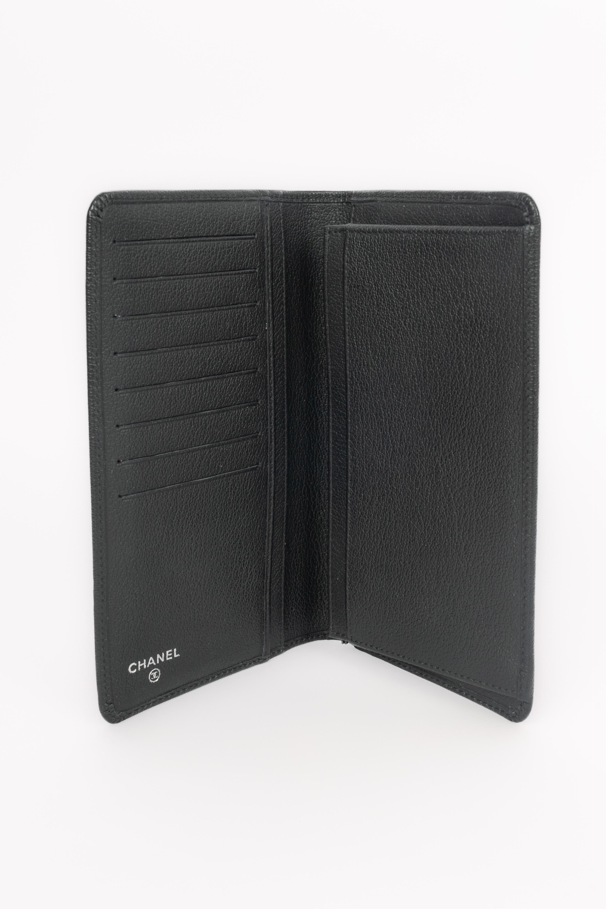 CHANEL - (Made in Spain) Black calfskin wallet.

Condition:
Very good condition

Dimensions:
Height: 18 cm - Width: 10 cm - Depth: 2 cm

SKU:S78