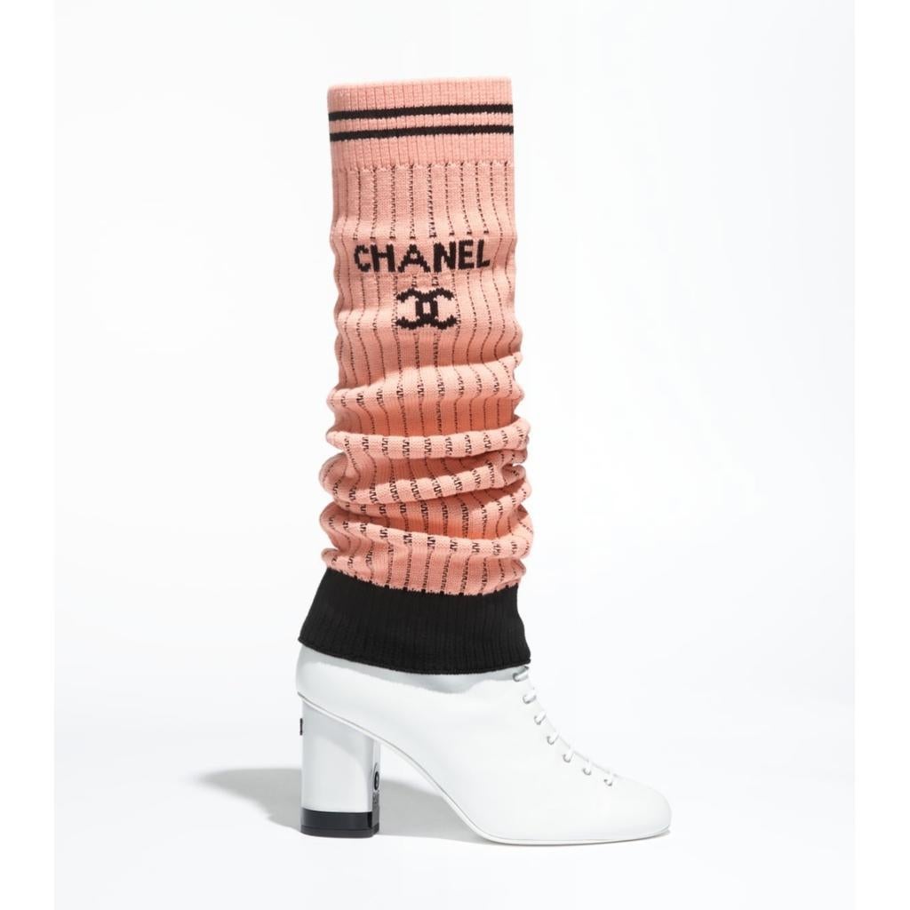 Chanel Leg Warmers Gaiters Coral Pink 
2024 Chanel runway collection 
Approximate Measurement: 53 × 24 cm
NEW  never worn.No tags
FINAL SALE
