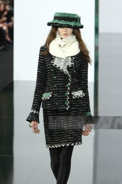 CHANEL Legendary 2009 Timeless Black Tweed Jacket 36 FR