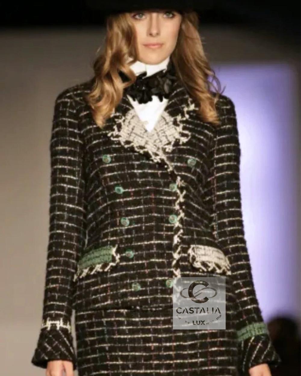 Chanel Leggendario 2009 Giacca senza tempo in tweed nero 36 FR In condizioni ottime in vendita a Dubai, AE