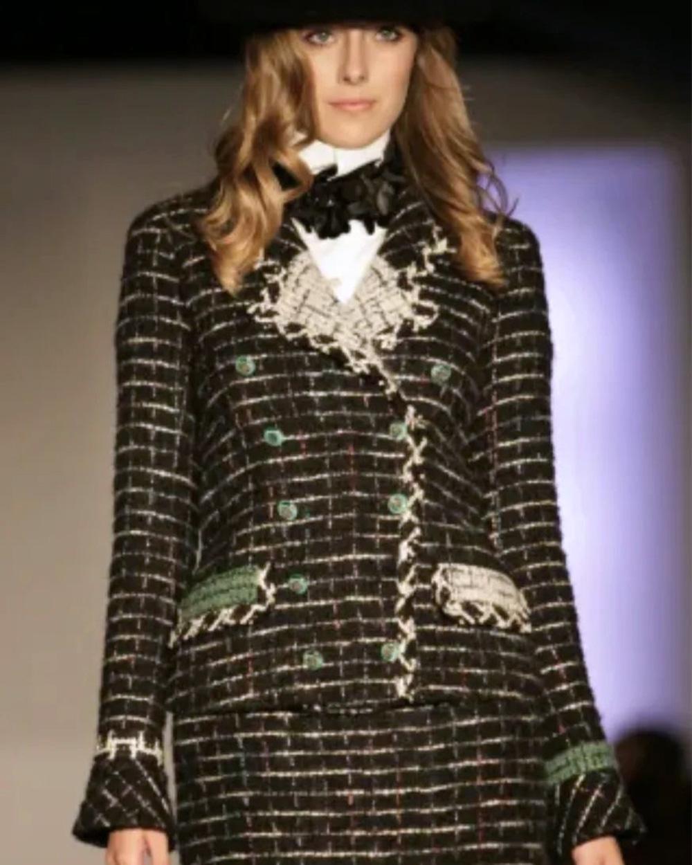 CHANEL Legendary 2009 Timeless Black Tweed Jacket 36 FR Neuf - En vente à Dubai, AE