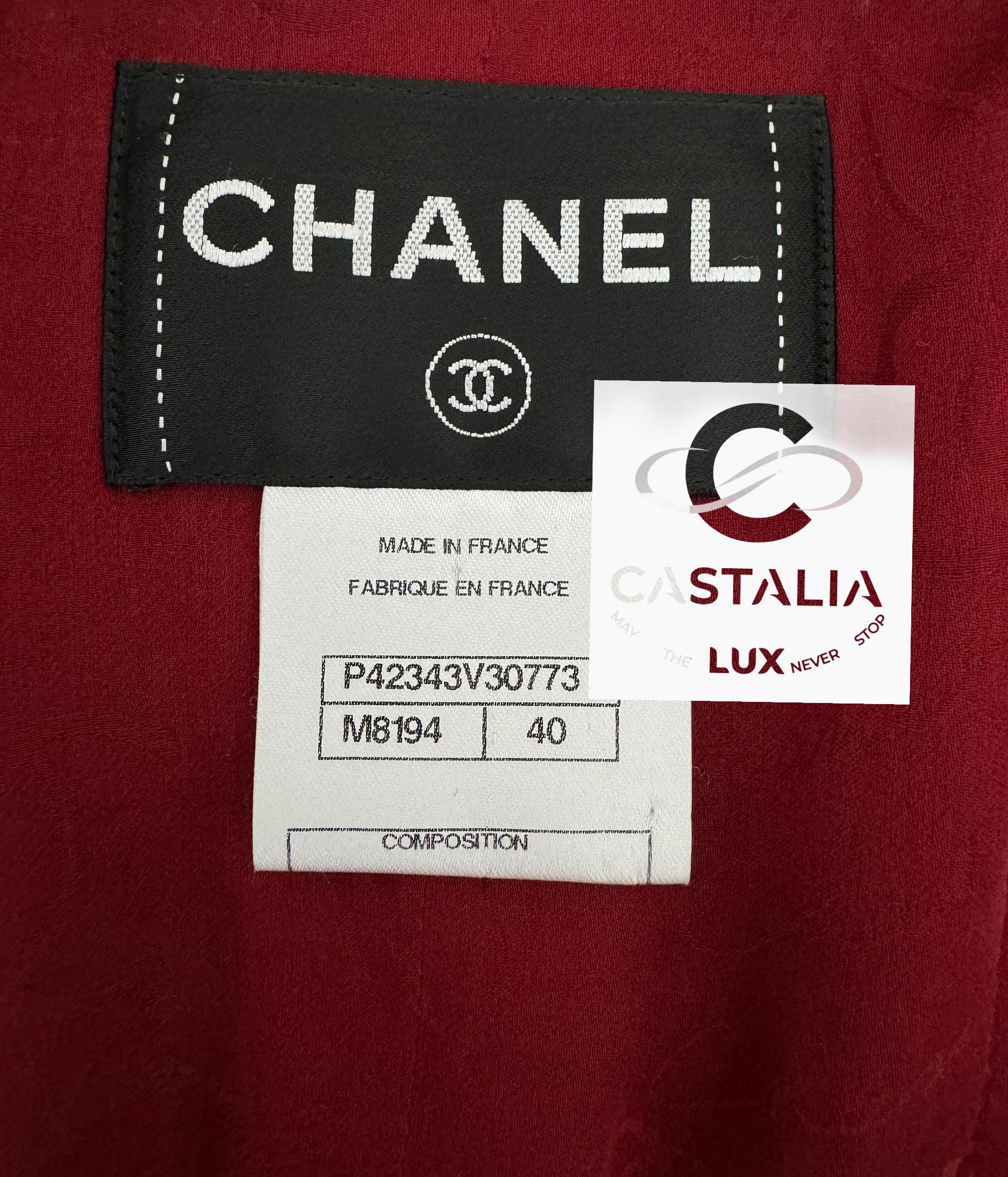 CHANEL Legendary Burgundy Tweed Jacket 40 FR For Sale 12