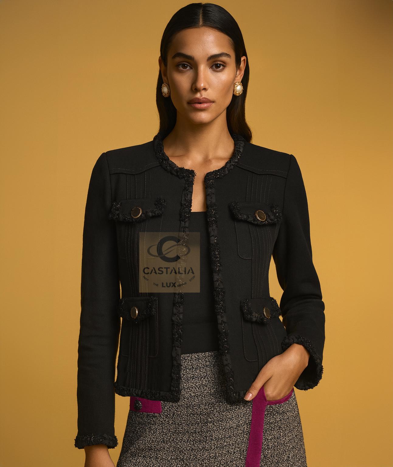 ~ Ein modernes Relikt der Couture-Geschichte, 
diese Jacke aus der legendären Paris / CUBA 2017 Cruise Collection setzt die Linie der ikonischsten schwarzen Jacken von Chanel fort -  Eine begehrte Kreation, die sich für immer in die Geschichte der