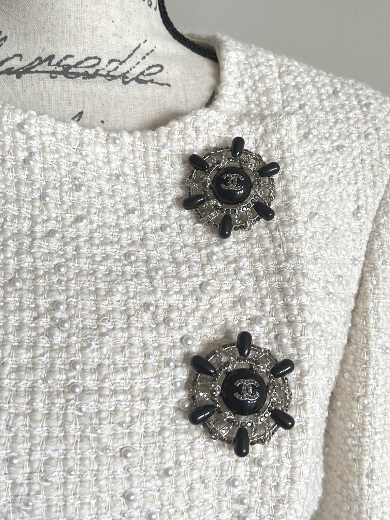 Veste haute couture Chanel légendaire ornée de perles En vente sur 1stDibs