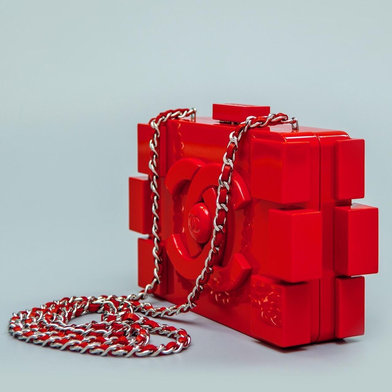 Get your hands on this truly exclusive handbag by Chanel. This Lego Brique bag is made from plexiglass, making it durable, chic and elegant. The red color makes it super fabulous. This bag is versatile; it can be worn during nights out on the town