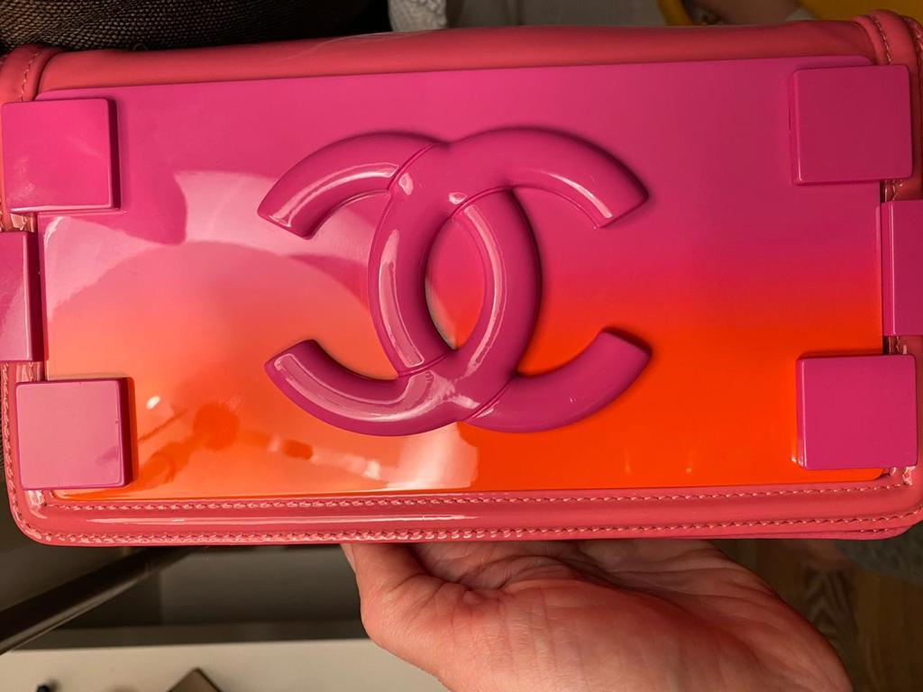 Chanel Lego hot pink patent brick patent flap bag In Good Condition For Sale In New York, NY