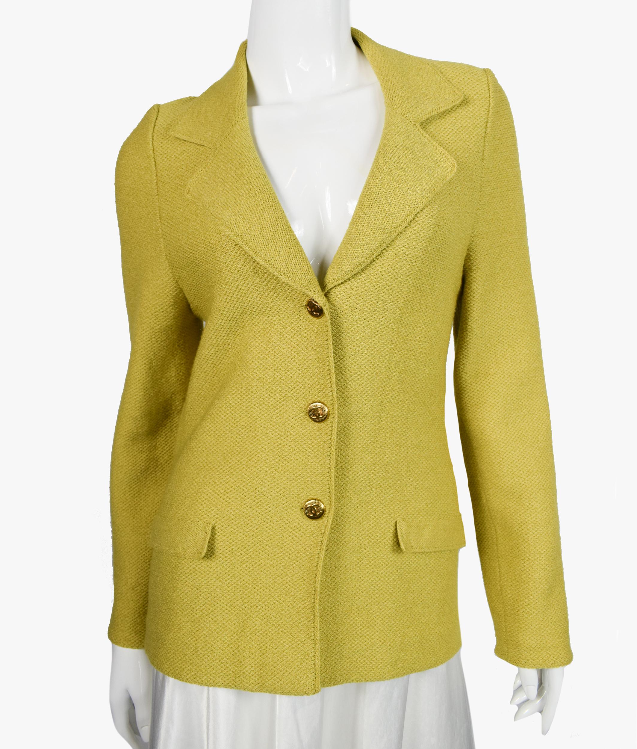 Vintage Chanel knitted blazer, Late 1980’s – Early 1990’s. 
Green color, gold buttons, pointed collar

Fabric: Not listed, feels like wool blend.
Size: 36 / S
Bust: 31″/ 79 cm
Waist: 30″/ 76 cm
Shoulder: 14″/ 35,5 cm
Length: 23.5″/ 60 cm
Sleeve: