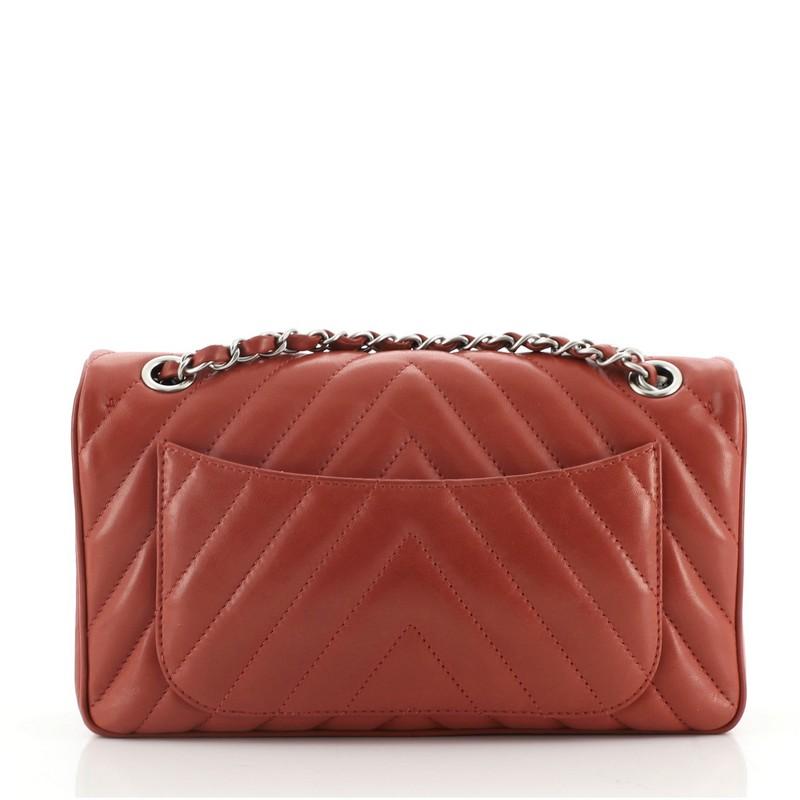 Chanel Leo Lion Flap Tasche Chevron Lammfell Medium im Zustand „Gut“ in NY, NY