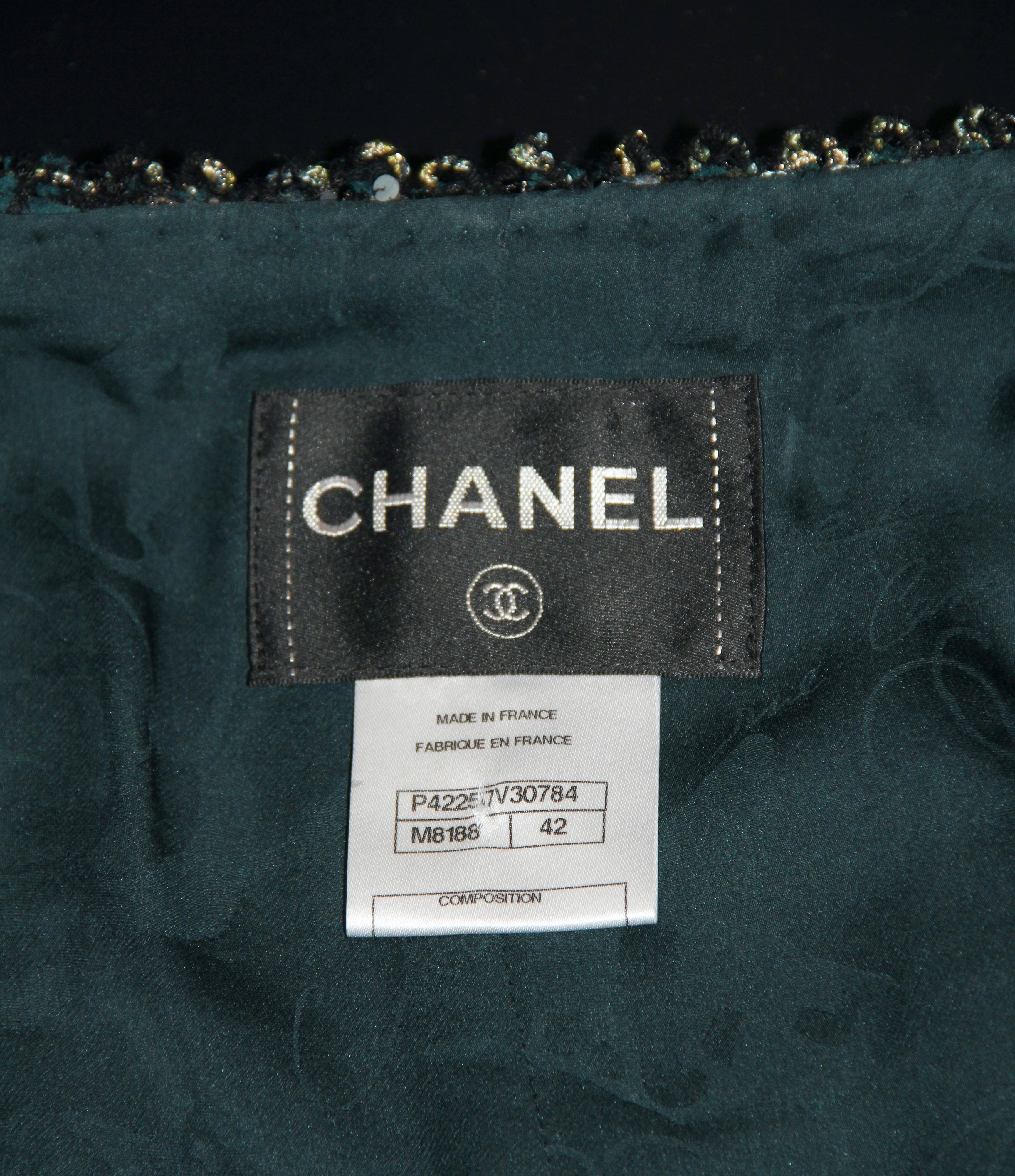 Beautiful tweed jacket from the house of Chanel in collaboration with Lesage.
The fabric is delicately embroidered with sequins and as such can be worn day into evening !
In perfect condition, it is closed with a hidden zip in the front and has 4