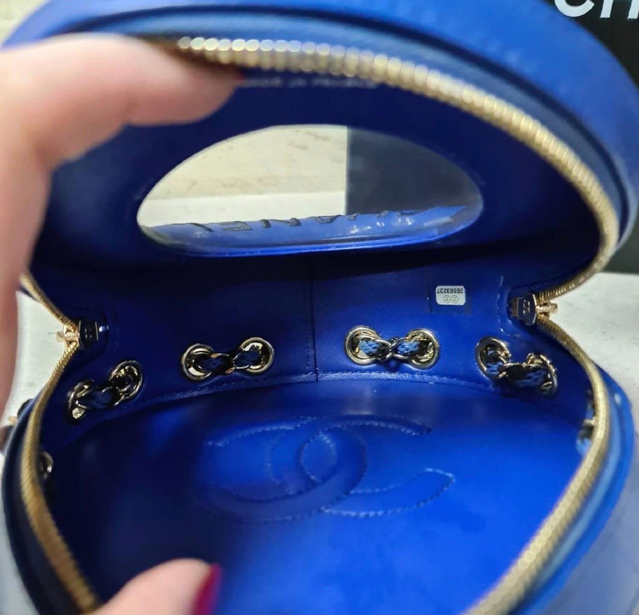 Chanel Lifesaver Round Crossbody Bag In Excellent Condition In Krakow, PL