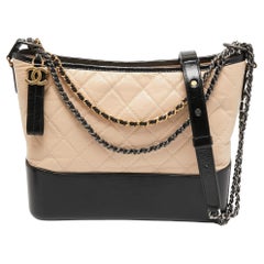 Chanel Hell Beige/Schwarz Gestepptes gealtertes Leder Medium Gabrielle Hobo
