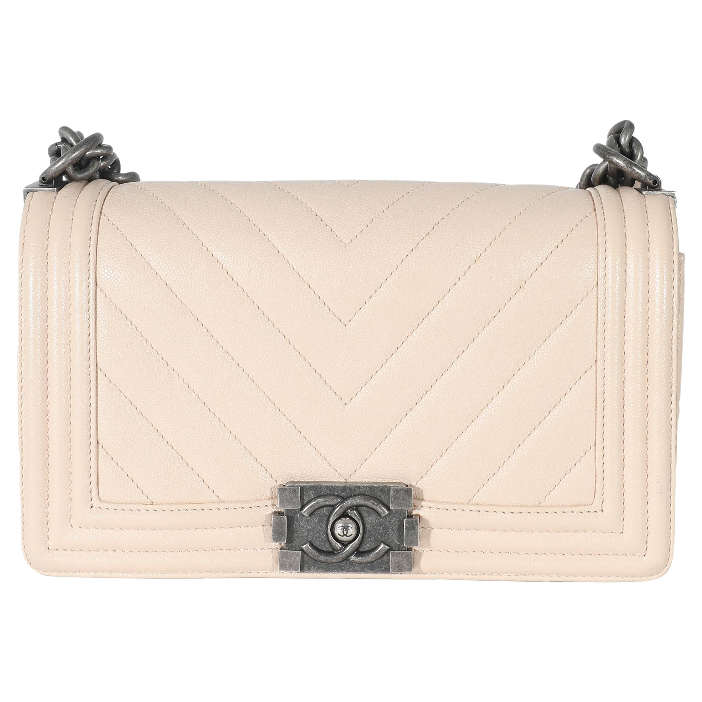 Chanel Hellbeige Chevron gesteppte Kaviar Leder Medium Boy Bag im Angebot