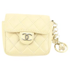 Chanel Mini sac à breloques à rabat micro en cuir matelassé beige clair et crème 48cz47