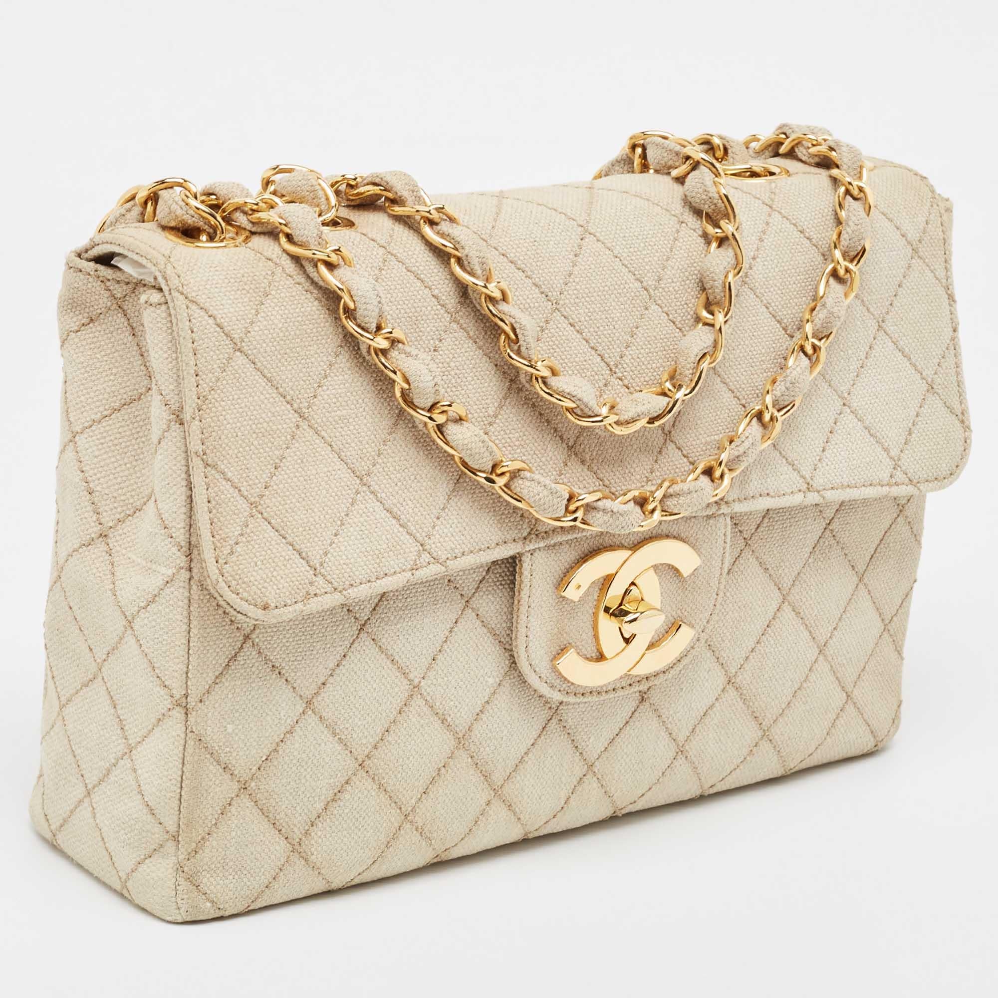 Reimagined season after season, the classic designs from Chanel manages to retain their classic glamour and noteworthy silhouettes. From one of the most celebrated collections, this Single Flap bag is enriched with historic details and functional