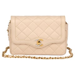 CHANEL Hell Beige gesteppte Lammfell Vintage Paris-imitierte Mini-Klappentasche