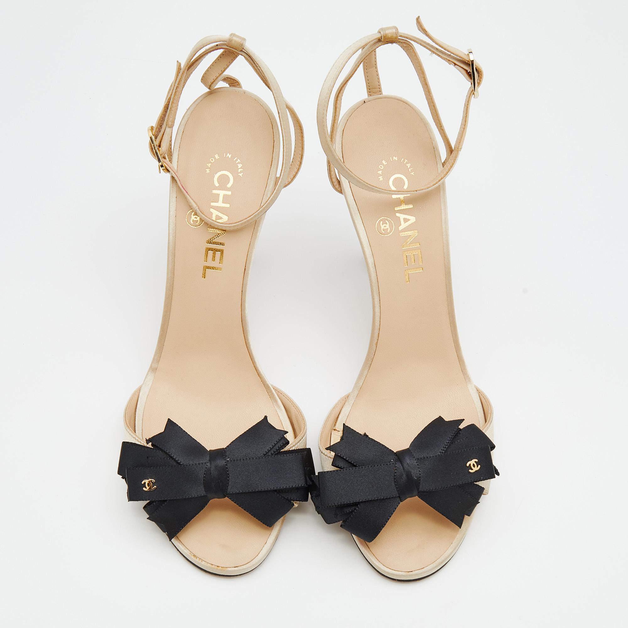 Much loved by women, Chanel continues to charm us with gorgeous designs, and these sandals are no exception. The fashionable light beige satin sandals come in a sleek form decorated with CC bows on the vamp straps. They flaunt buckled ankle straps