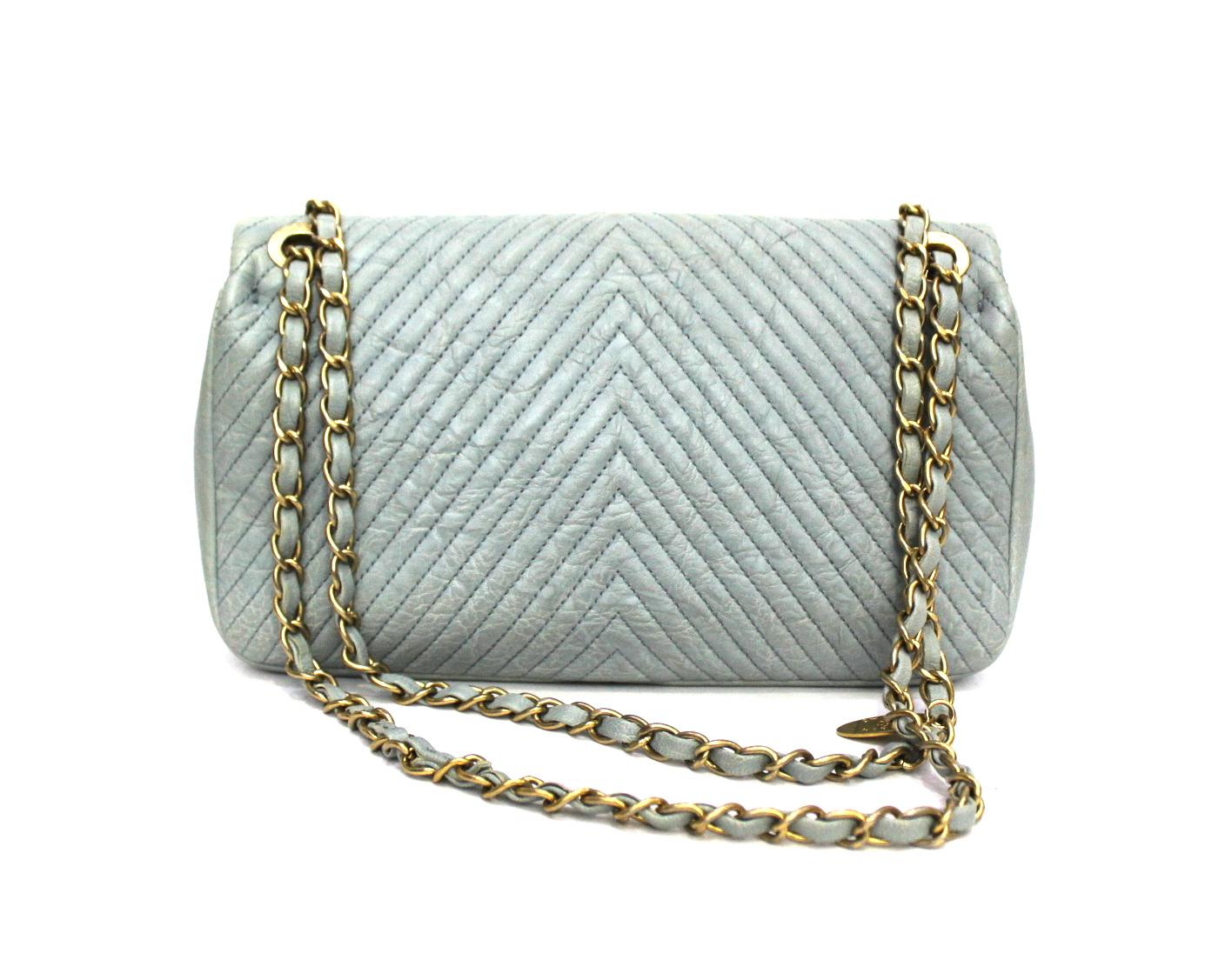 Chanel bag in light blue herringbone powder leather with gold hardware.

Closing with classic CC logo internally quite large.

Year 2014/2015 is in excellent condition.