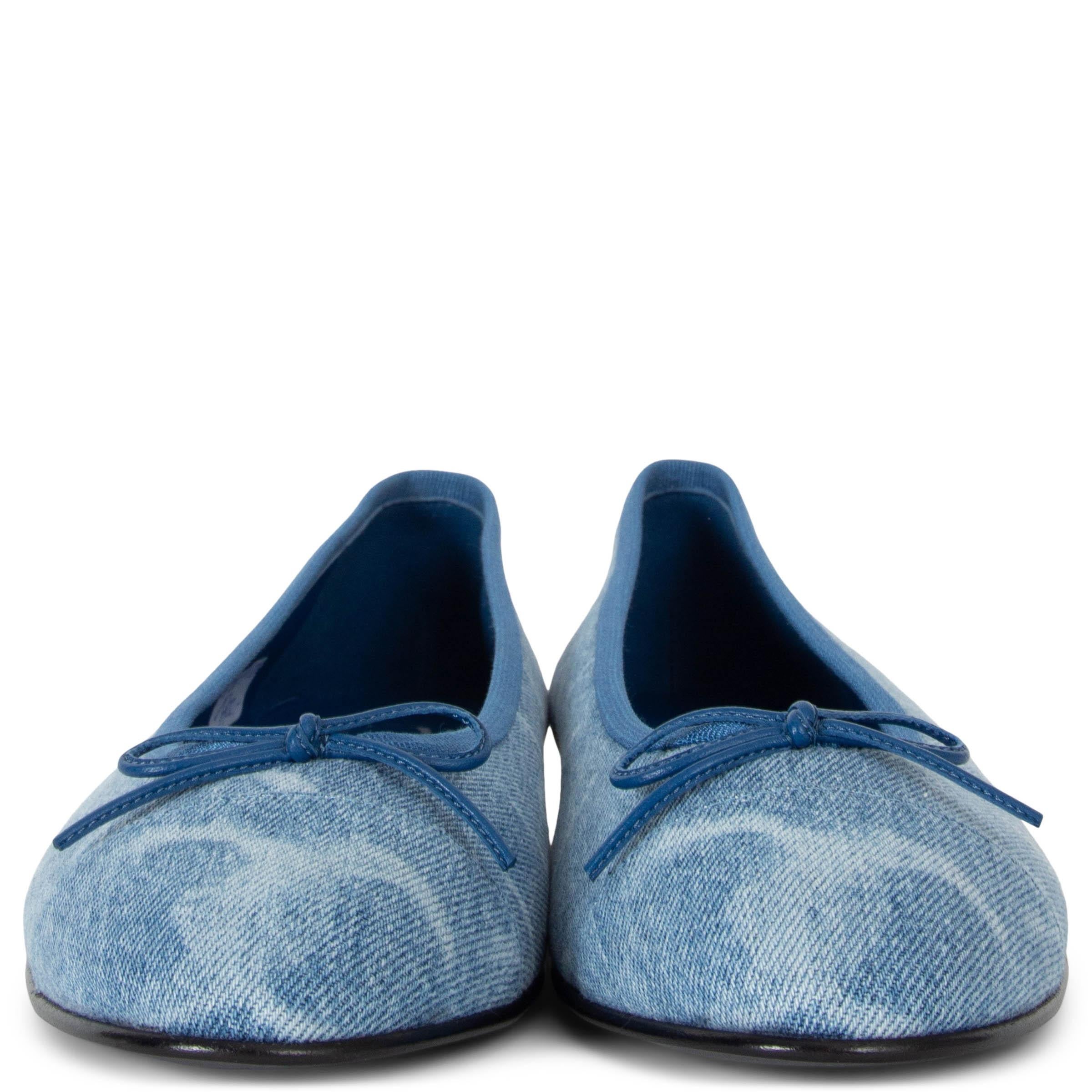 Ces ballerines classiques 100% authentiques de Chanel en denim bleu clair avec un logo CC imprimé sur tout le pourtour en blanc sont un mélange chic de décontraction et d'élégance. Dotées d'un nœud en cuir bleu, d'une bordure en gros-grain et de
