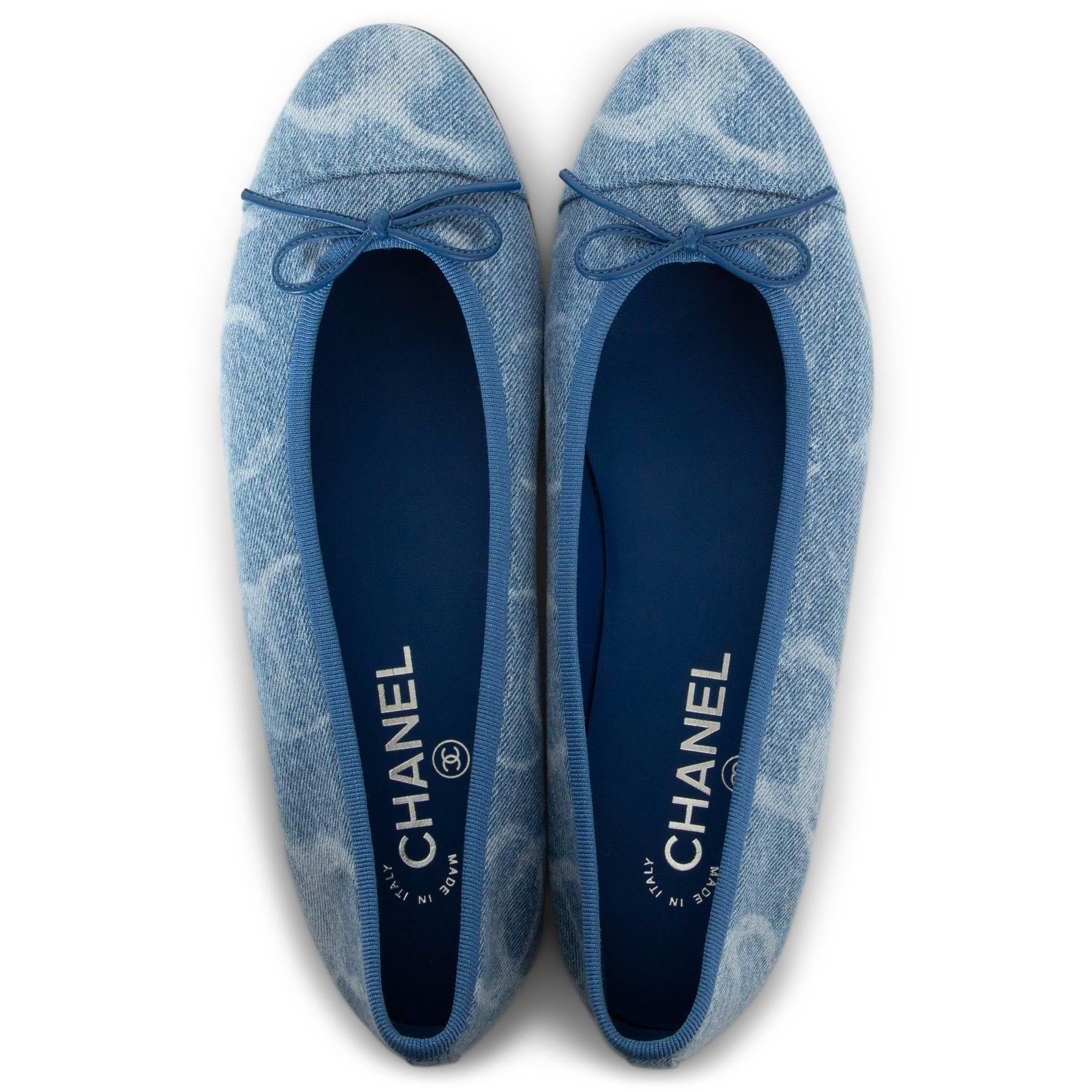 CHANEL bleu clair 23B CC PRINTED DENIM Ballet Flats Shoes 38.5 fit 38 en vente 1