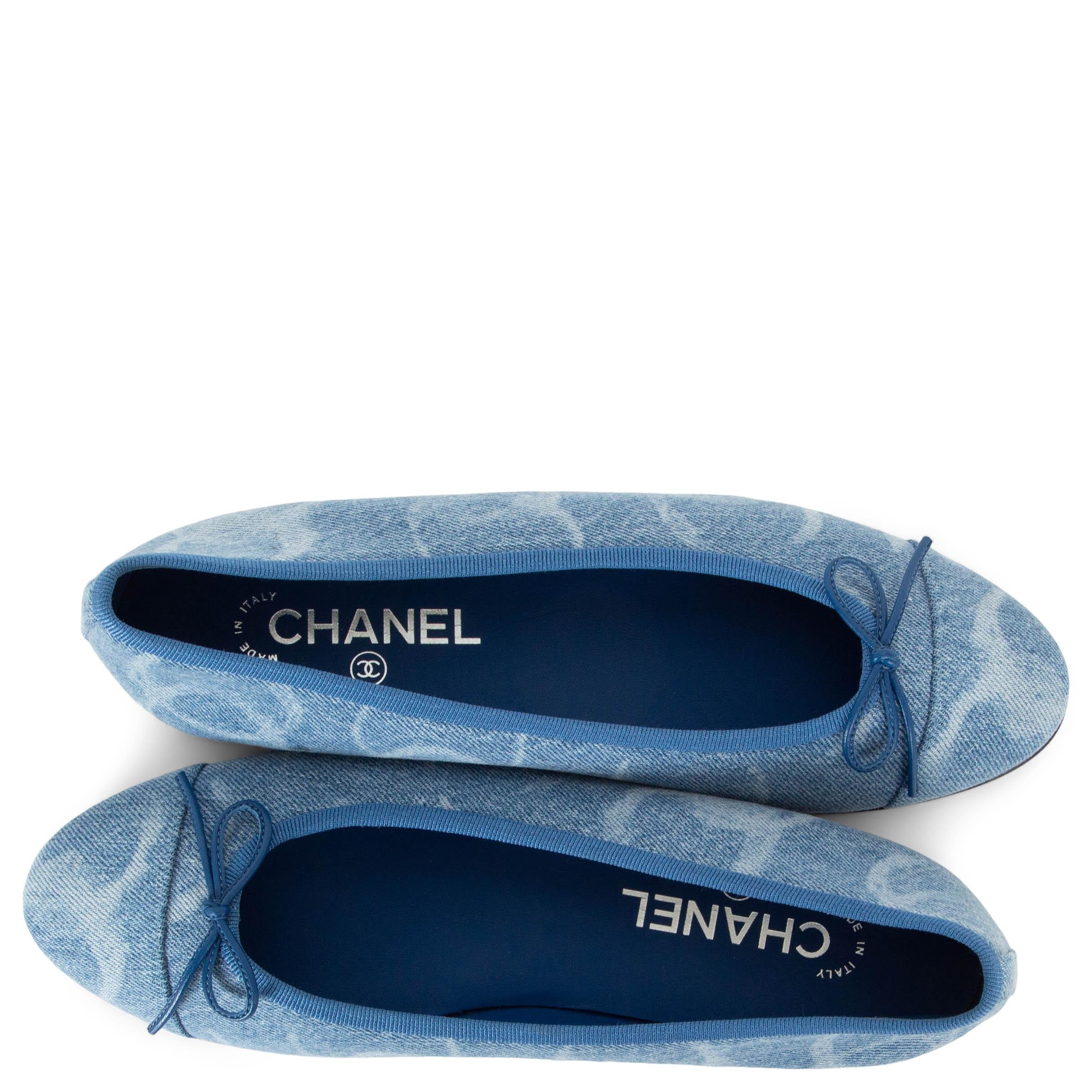 CHANEL bleu clair 23B CC PRINTED DENIM Ballet Flats Shoes 38.5 fit 38 en vente 2