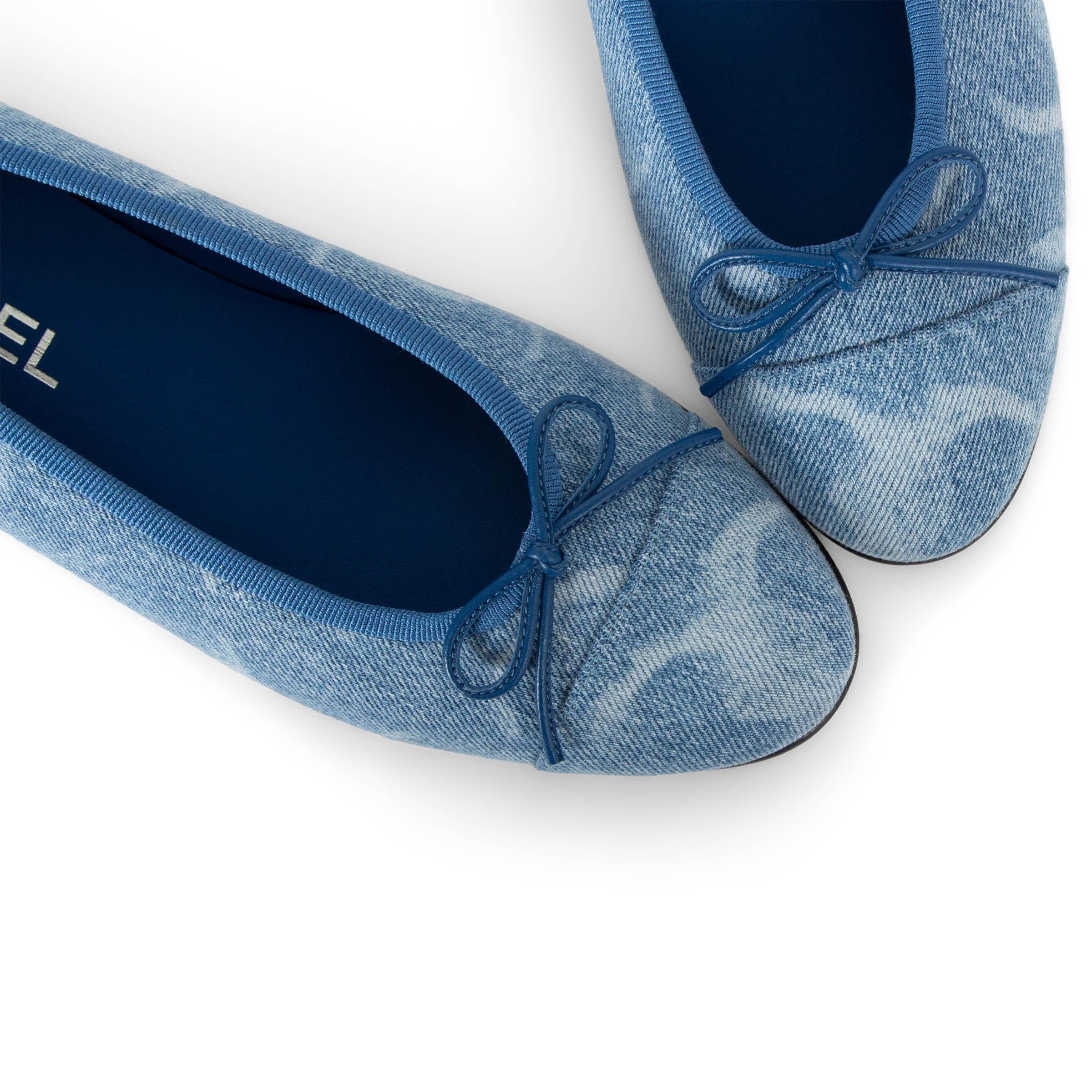 CHANEL bleu clair 23B CC PRINTED DENIM Ballet Flats Shoes 38.5 fit 38 en vente 3
