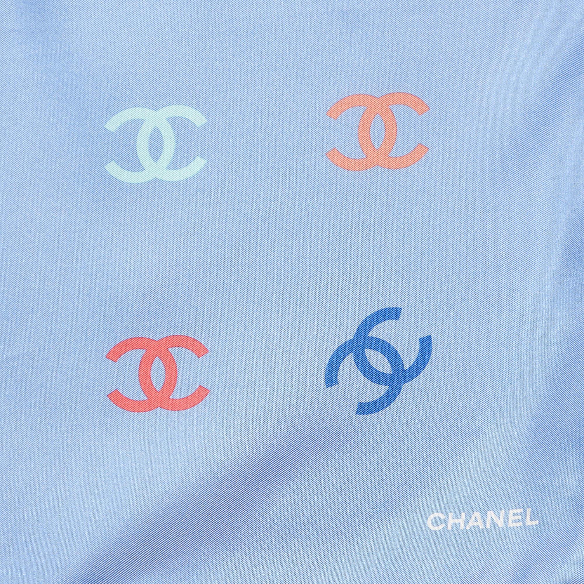 Chanel Hellblauer quadratischer Seidenschal mit CC-Druck im Zustand „Hervorragend“ im Angebot in Dubai, Al Qouz 2