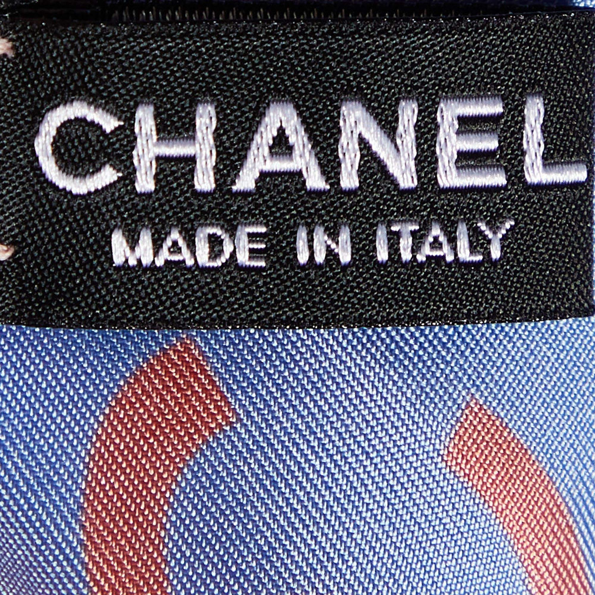 Chanel Hellblauer quadratischer Seidenschal mit CC-Druck im Angebot 1
