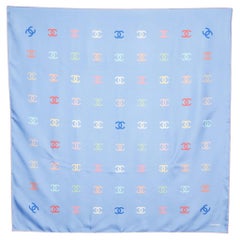 Chanel - Écharpe carrée en soie imprimée CC bleu clair sur toute sa surface