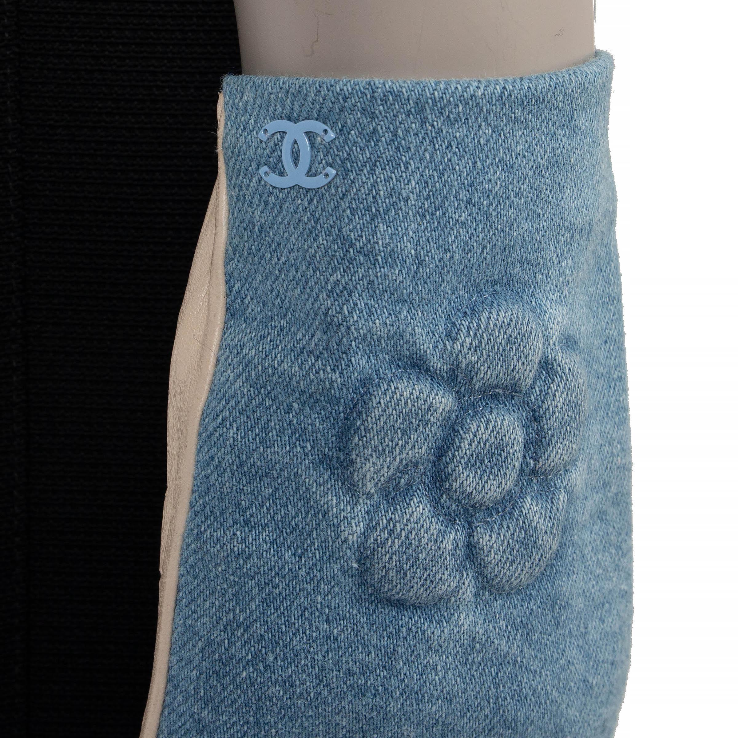 Gris Gants CHANEL bleu clair et beige CAMELLIA DENIM & LEATHER FINGERLESS 7,5 en vente