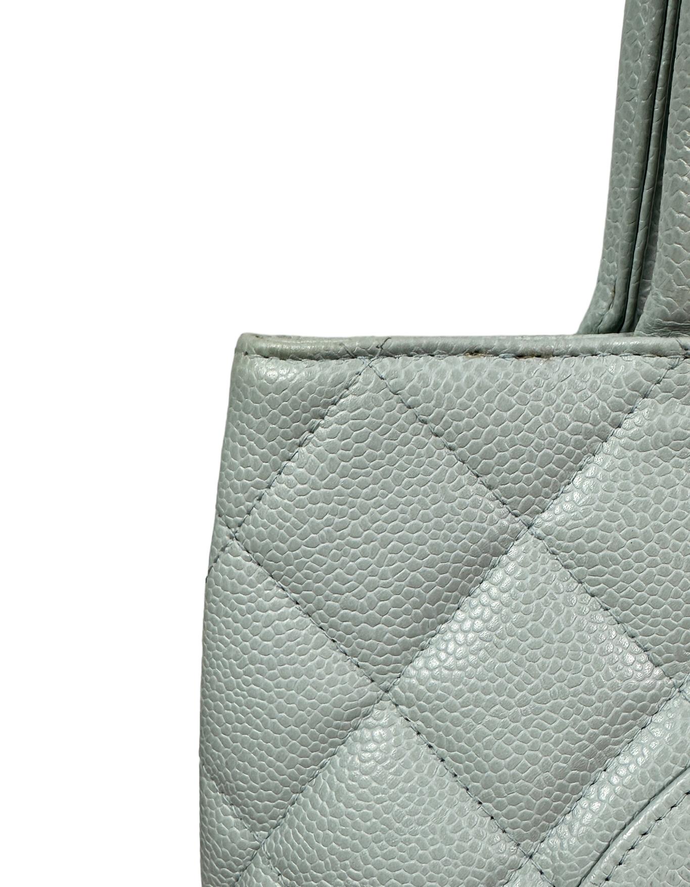 Chanel Hellblaue Kaviarleder CC Medaillon Tote Bag mit Medaillon im Angebot 6