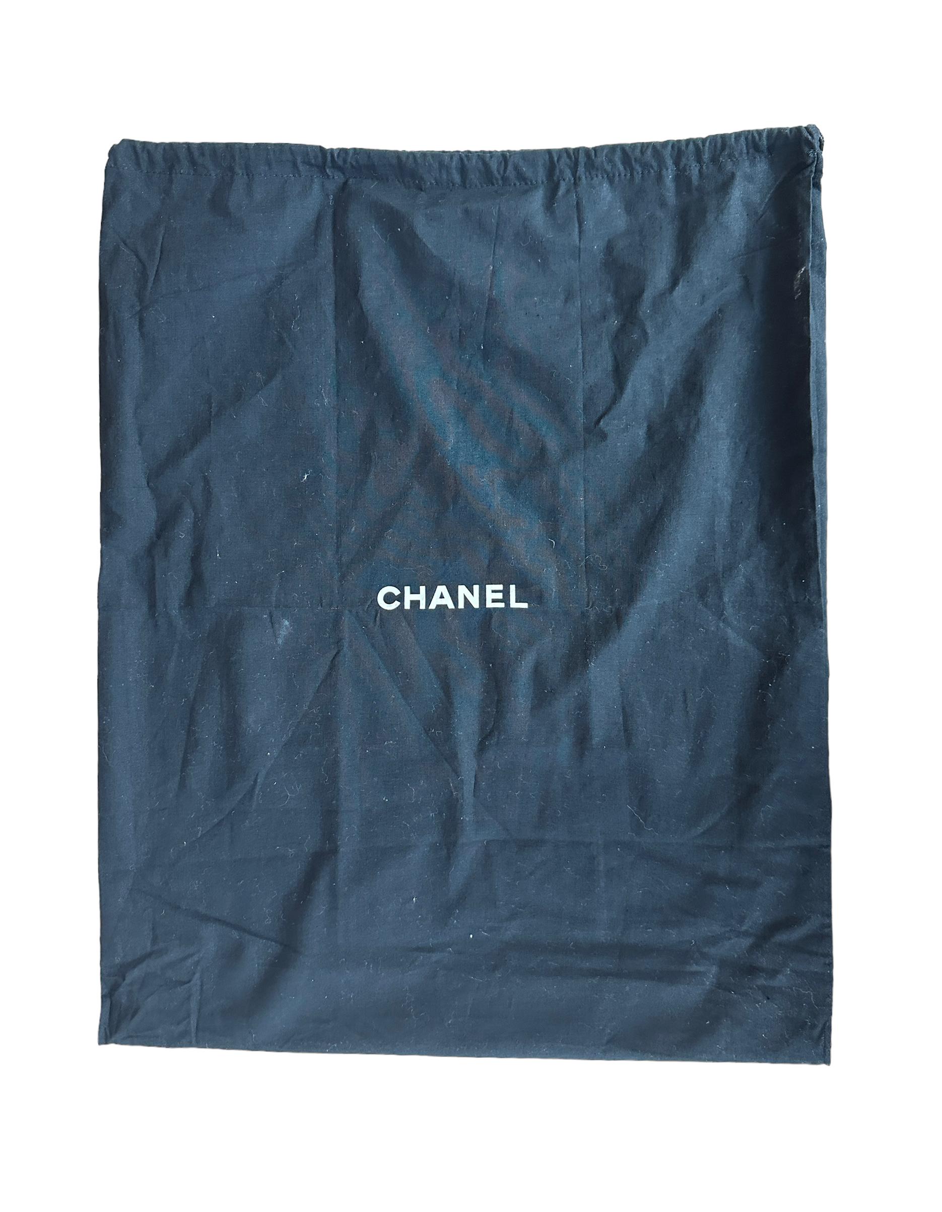 Chanel - Sac fourre-tout en cuir caviar bleu clair avec médaillon CC en vente 7