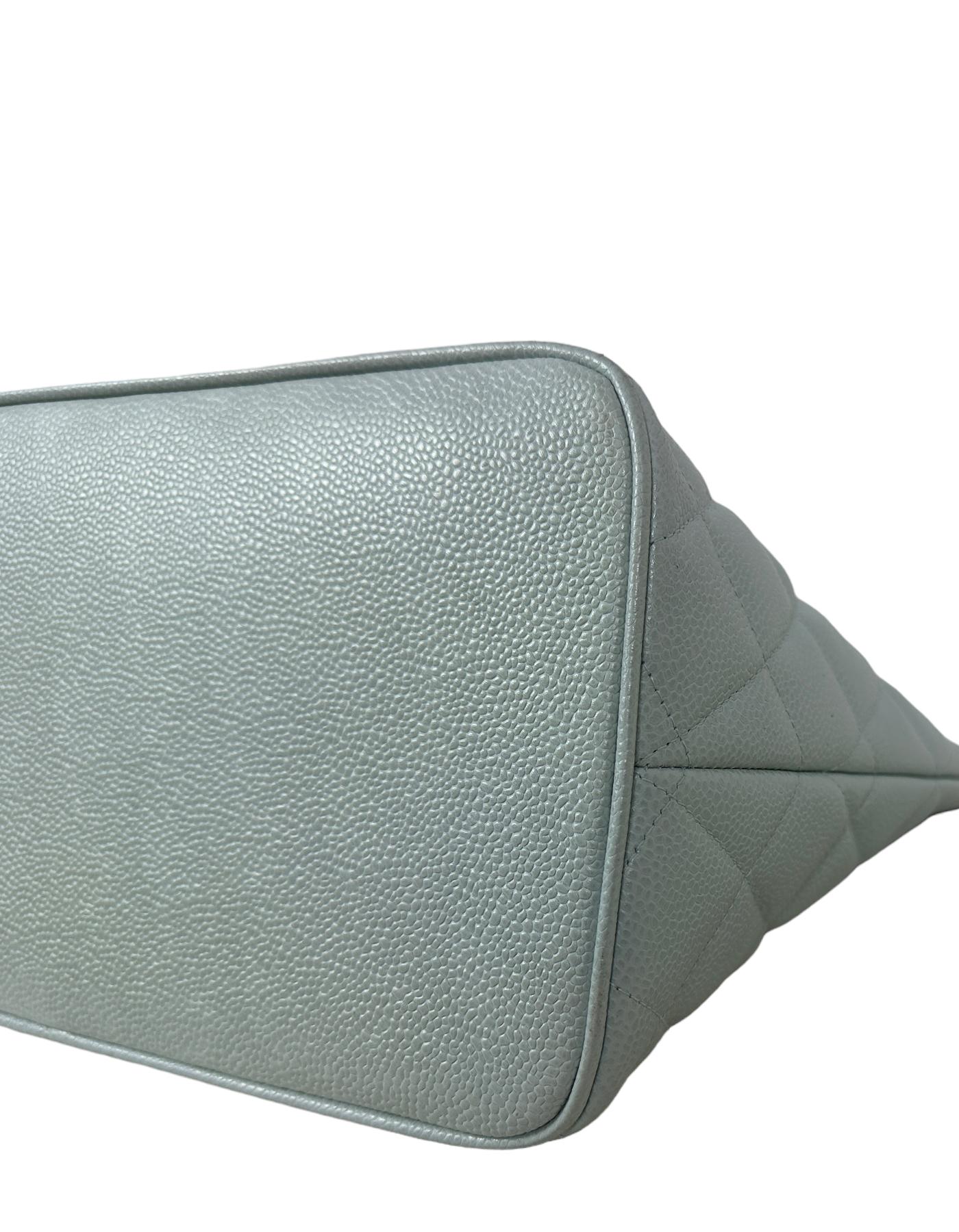 Chanel Hellblaue Kaviarleder CC Medaillon Tote Bag mit Medaillon im Angebot 2