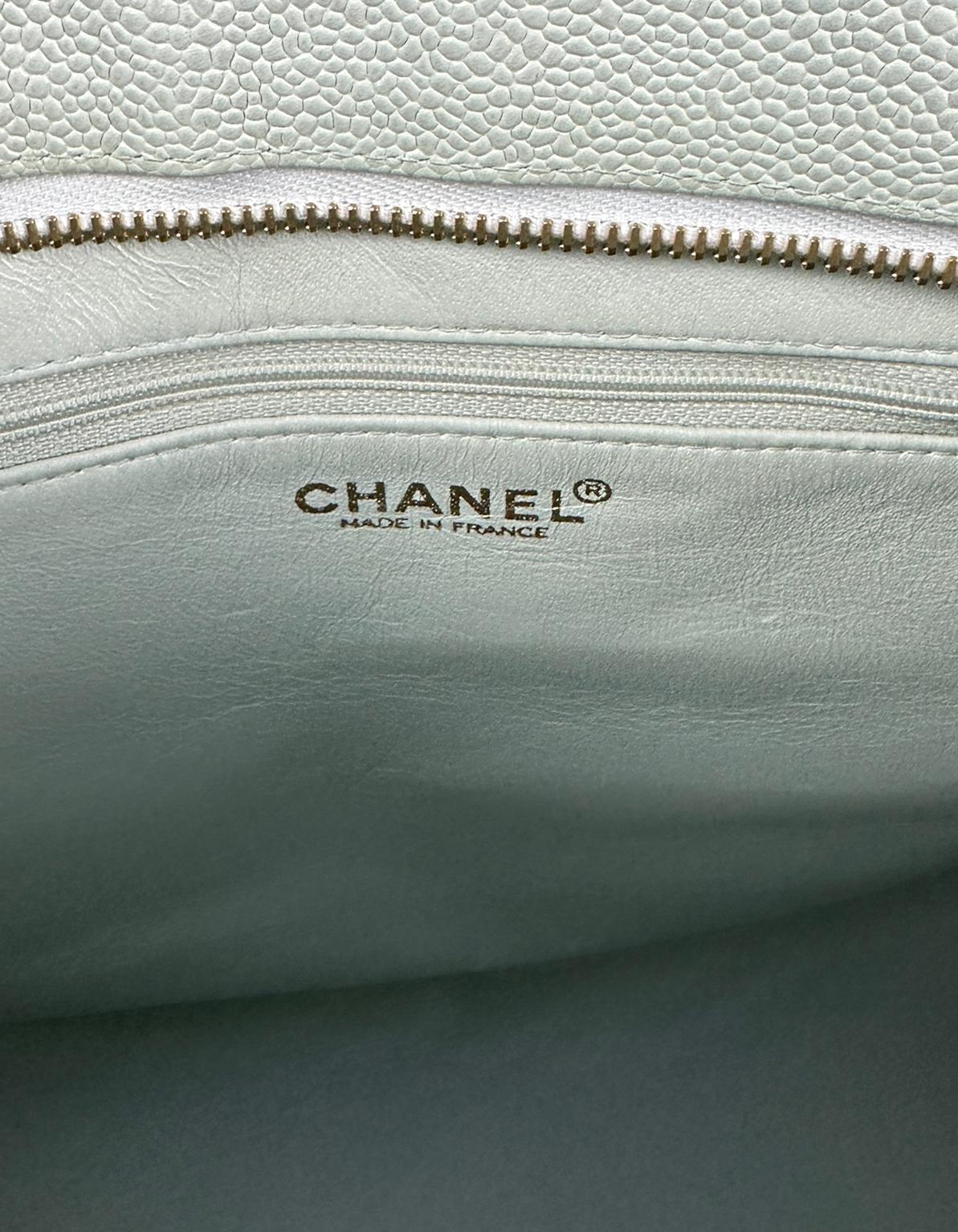 Chanel Hellblaue Kaviarleder CC Medaillon Tote Bag mit Medaillon im Angebot 4