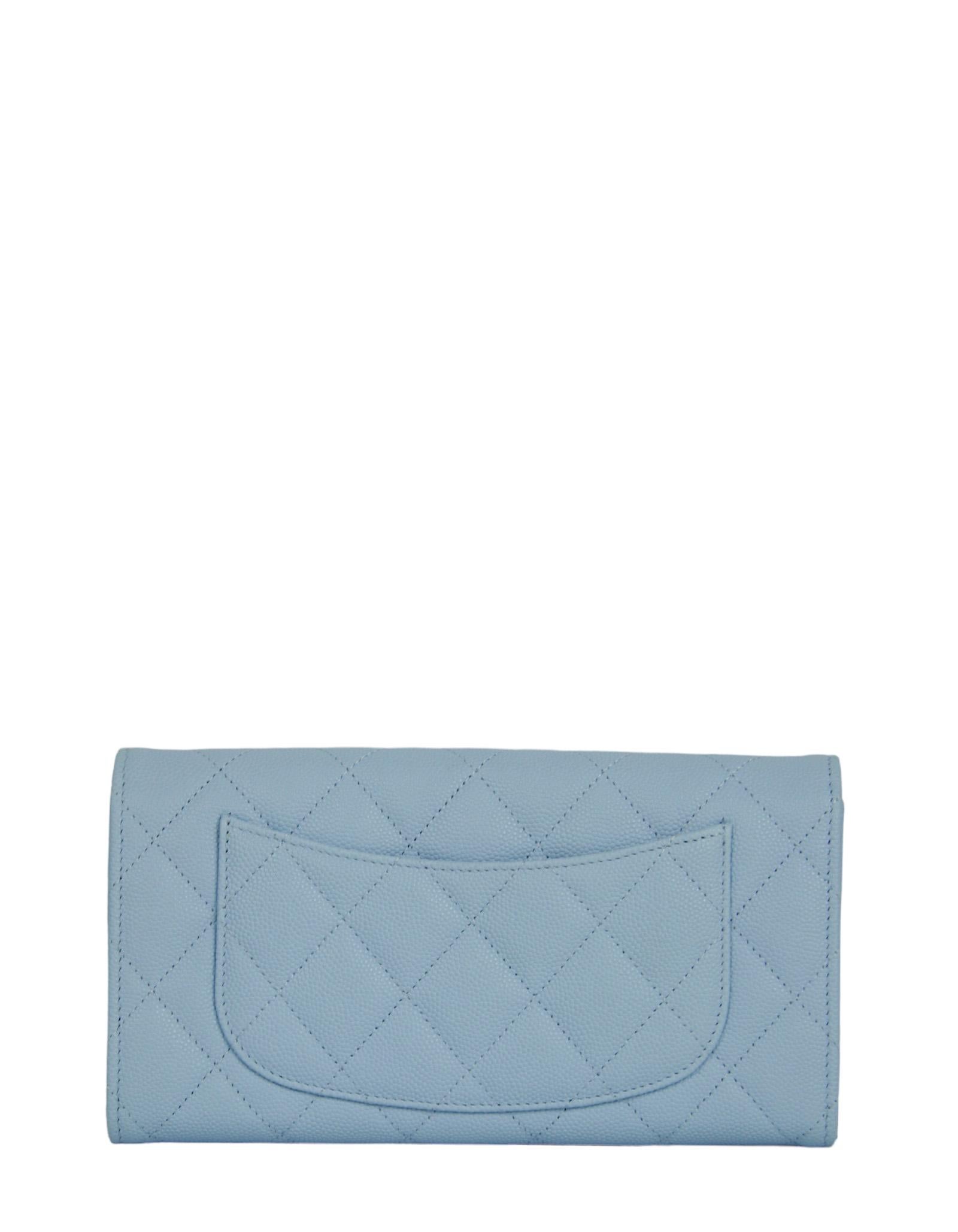 Chanel Hellblaue gesteppte Brieftasche aus Leder in Kaviar mit langer Klappe im Zustand „Hervorragend“ im Angebot in New York, NY