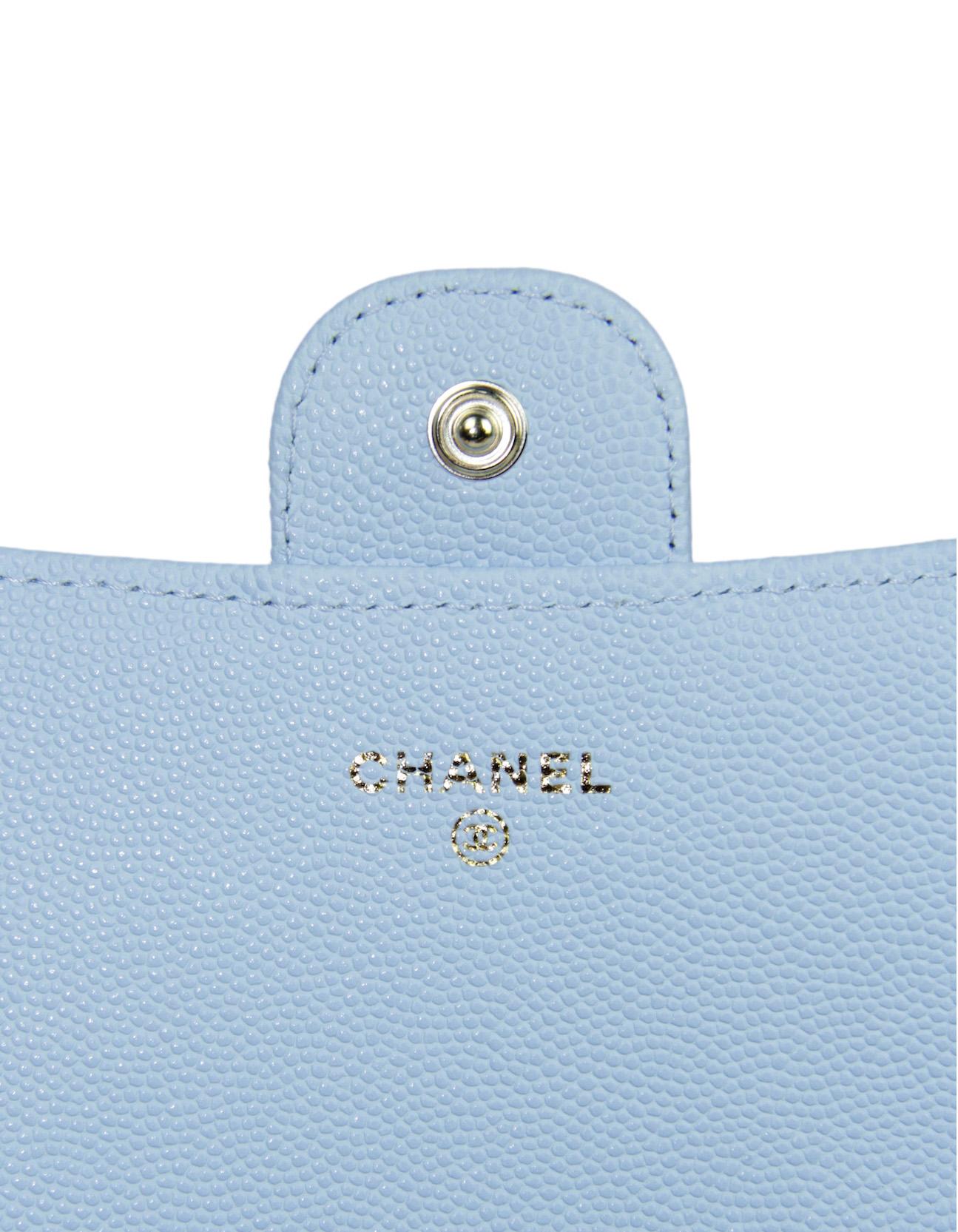 Chanel Hellblaue gesteppte Brieftasche aus Leder in Kaviar mit langer Klappe im Angebot 4