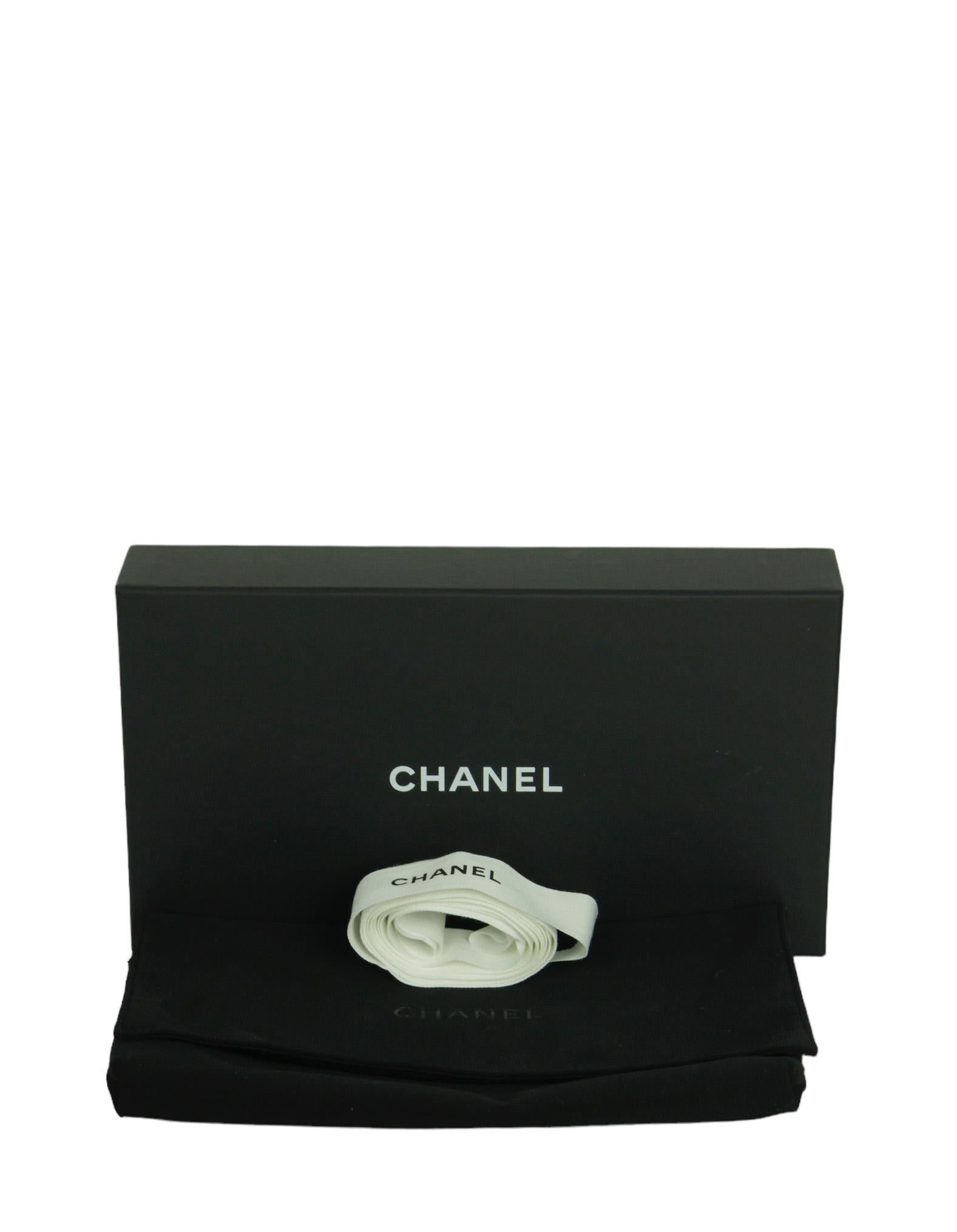 Chanel - Portefeuille à long rabat en cuir caviar bleu ciel matelassé en vente 5