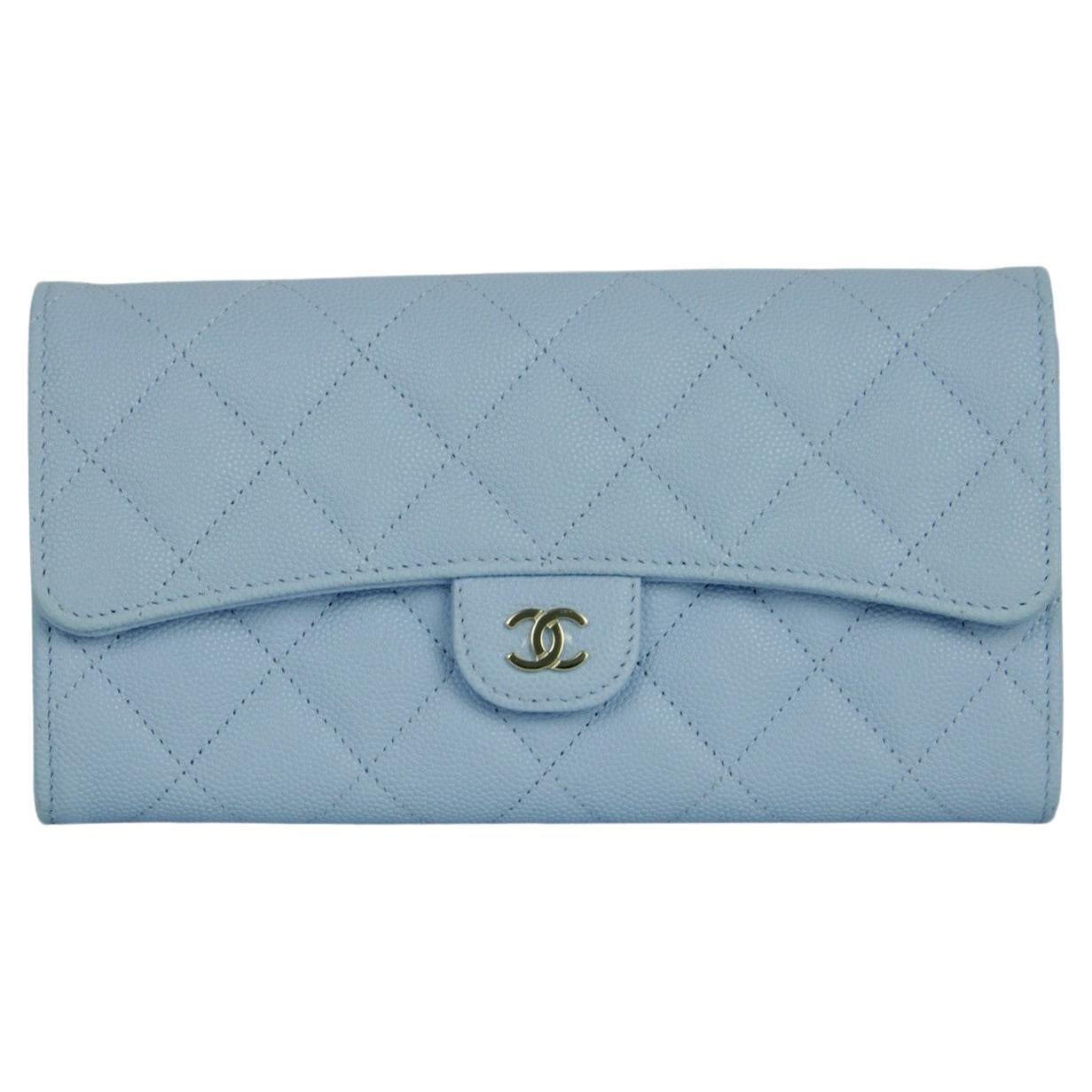 Chanel Hellblaue gesteppte Brieftasche aus Leder in Kaviar mit langer Klappe im Angebot