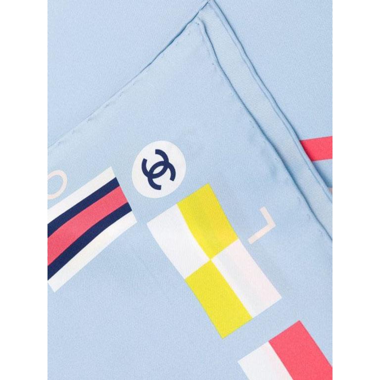 Crafted in Italy from the finest navy silk, this pre-owned scarf by Chanel features a lightweight construction, a square shape and a colour block style. For an added touch of sophistication, the luxurious accessory showcases an all-over circle print