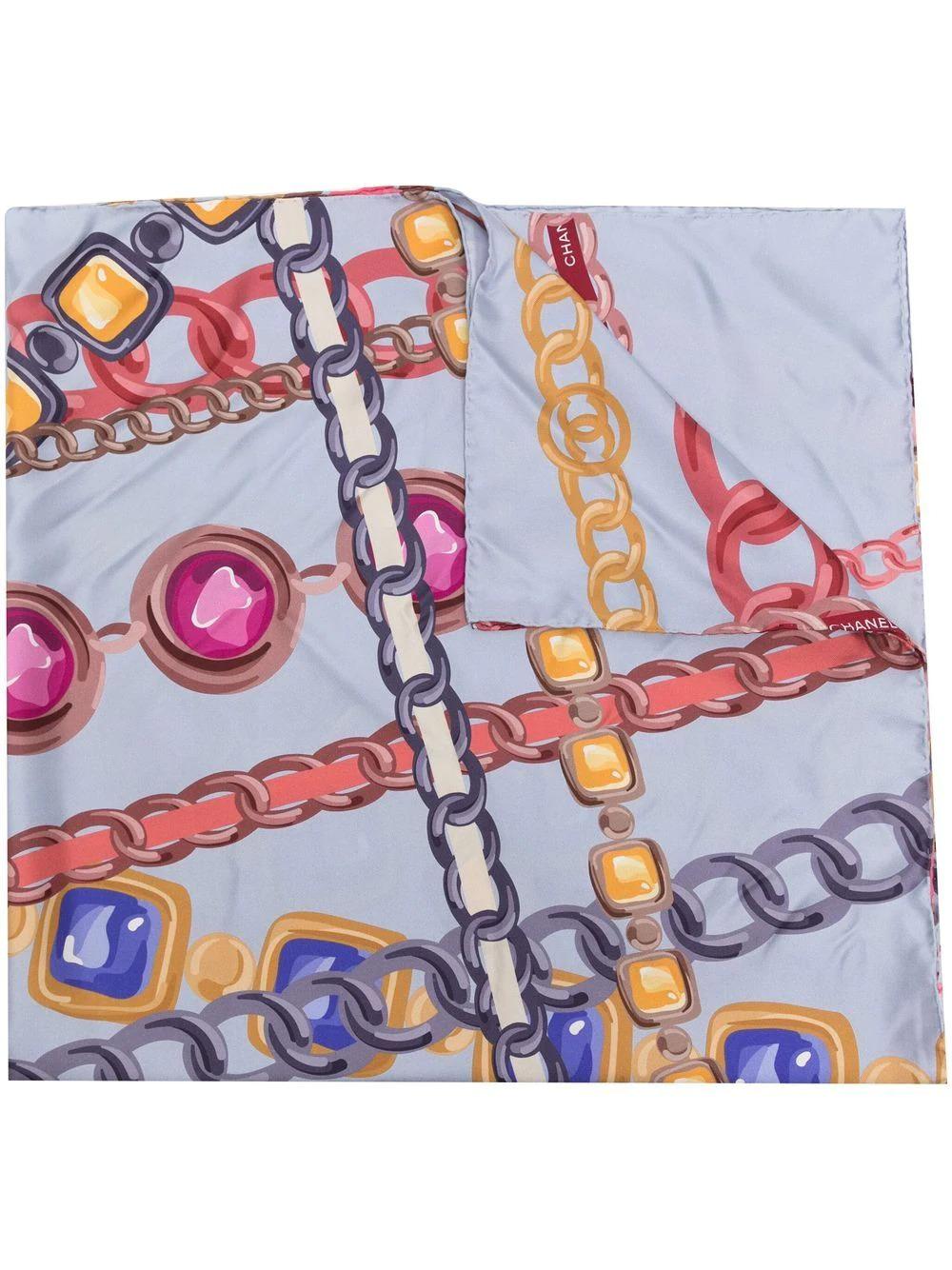 Displaying a number of Chains inspired by classic Chanel necklaces such as the Maison's famous Gripoix jewellery and chain belts, this pre-owned blue silk scarf has been finished with the brand's iconic Chanel logo. Twist it through your hair or