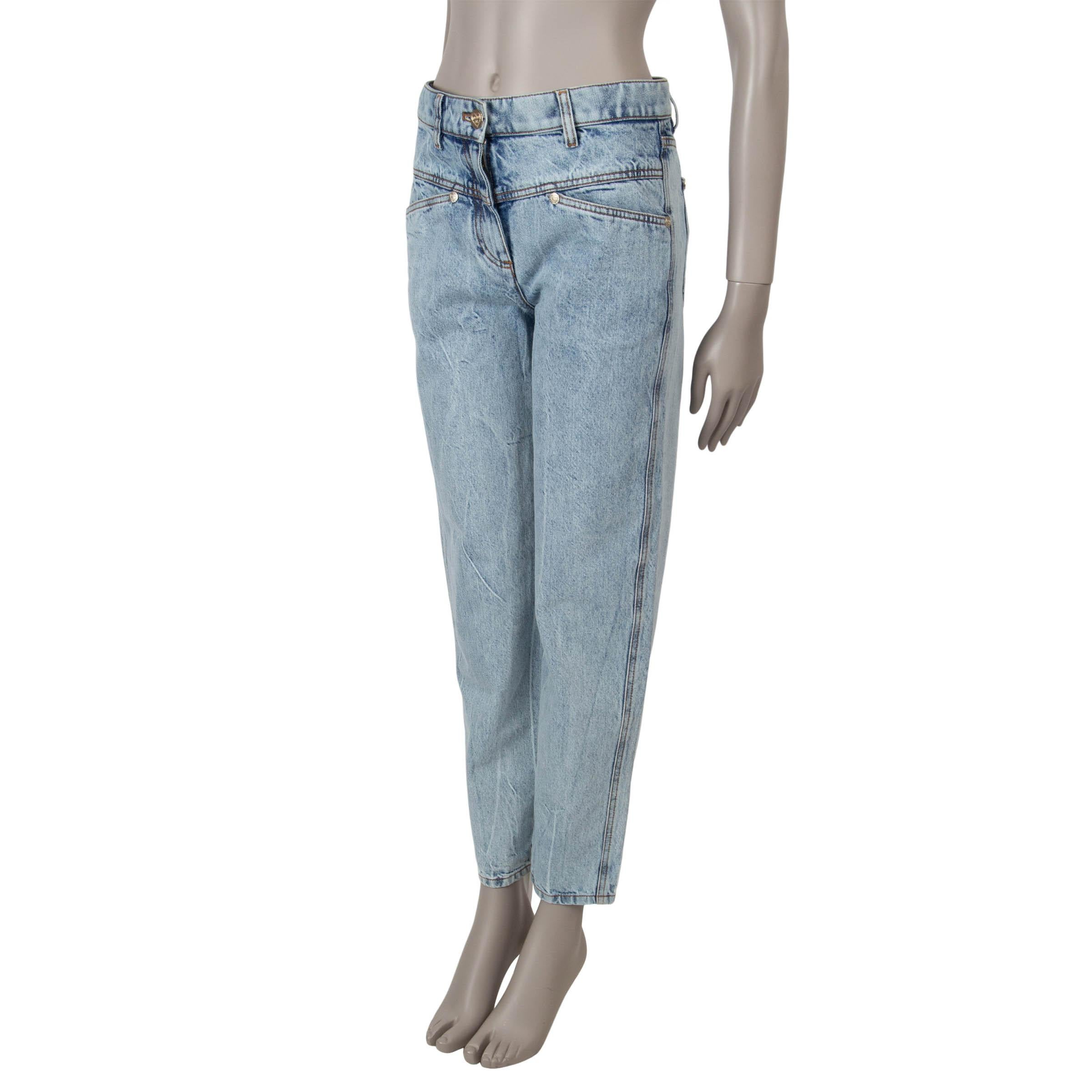 Questi jeans boyfriend Chanel 100% autentici in denim di cotone blu chiaro combinano la disinvoltura con dettagli iconici. Caratterizzate da una silhouette a vita bassa, sono progettate con due tasche oblique sul davanti, due tasche applicate sul