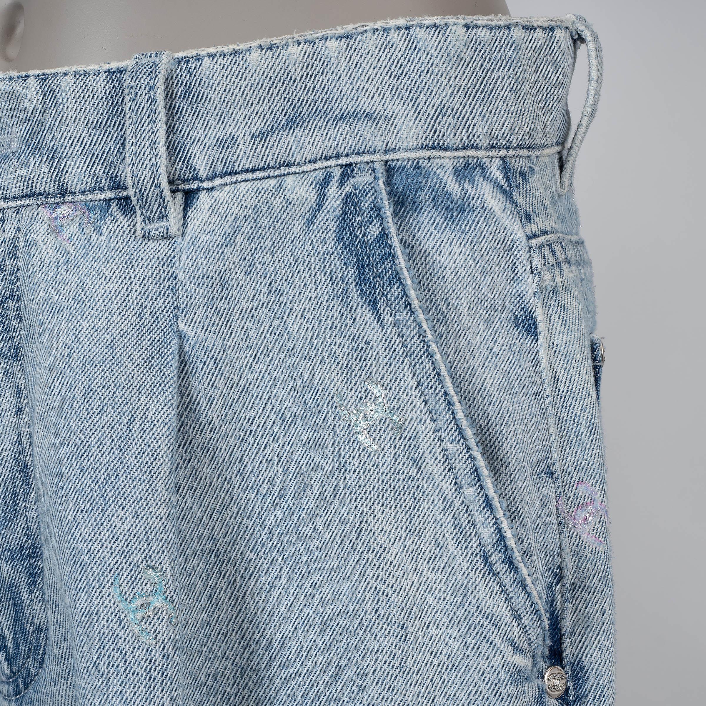 CHANEL light blue cotton 21K LOGO EMBROIDERED BARREL Jeans Pants 40 M For Sale 1