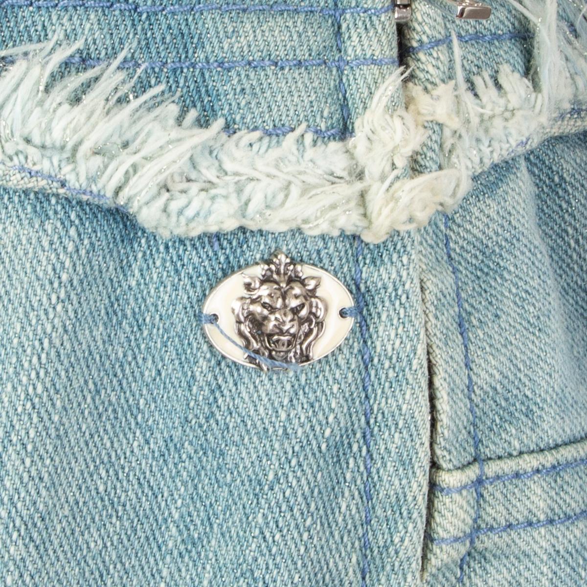 CHANEL Mini-jupe en jean bleu clair dispersé en coton, 40 M en vente 1