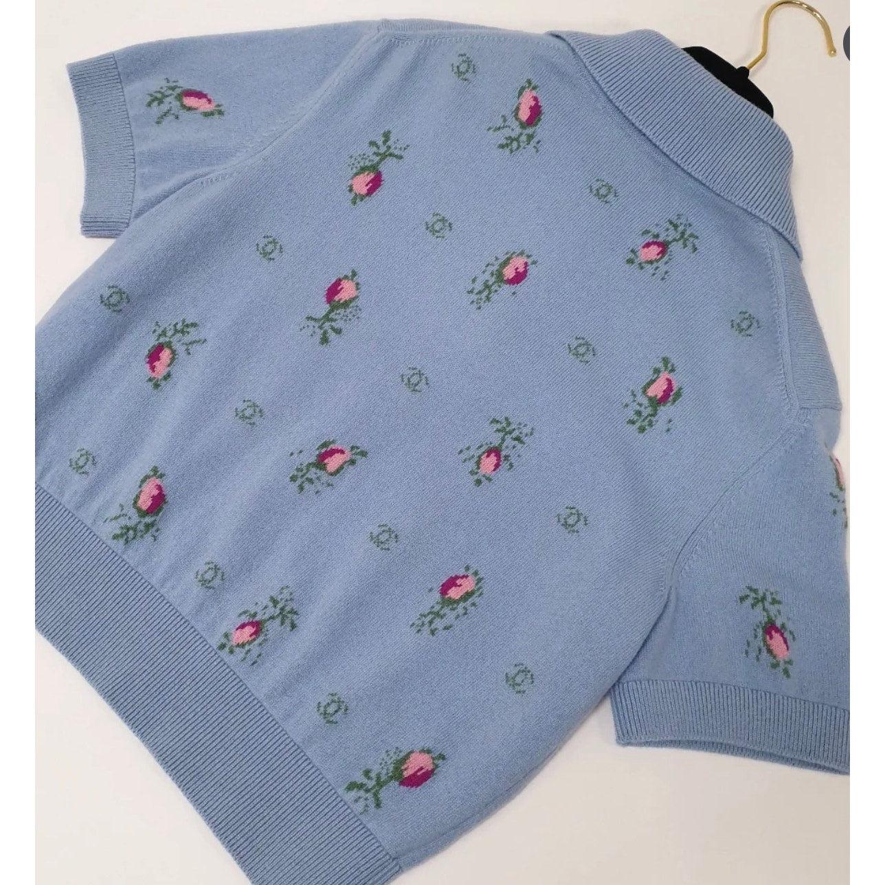 Eleva il tuo guardaroba con questa splendida polo Chanel in maglia di cashmere a fiori blu chiaro. In ottime condizioni, questo top taglia 38 presenta un bellissimo design floreale e l'iconico logo CC, per aggiungere un tocco di lusso ai tuoi look