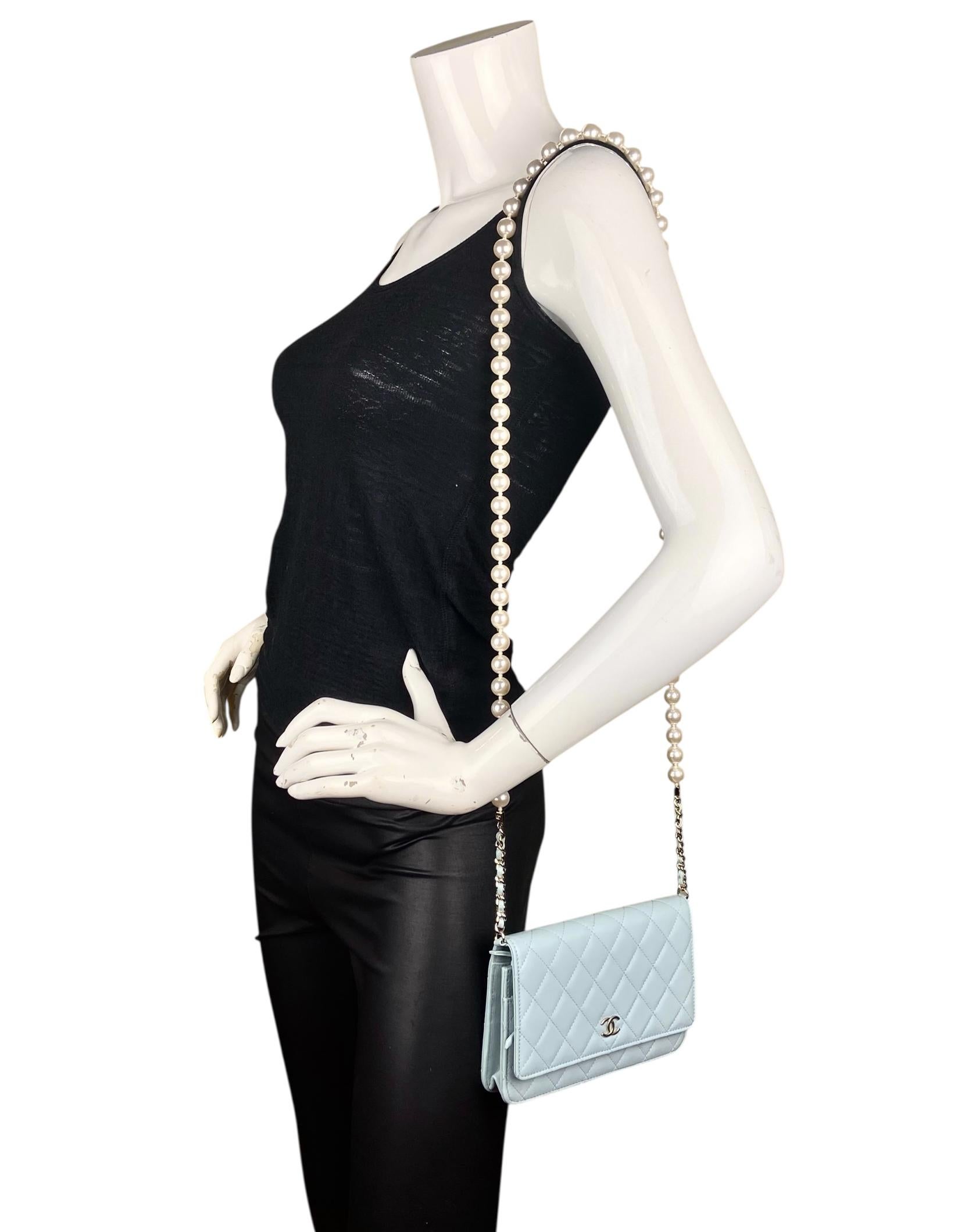 Chanel in pelle di agnello blu chiaro, portafoglio trapuntato con perle e catena, borsa a tracolla WOC

Prodotto in: Italia
Anno di produzione: 2022
Colore: Azzurro
Ferramenta: Oro pallido
Materiali: Pelle di agnello
Fodera: Pelle e gros
