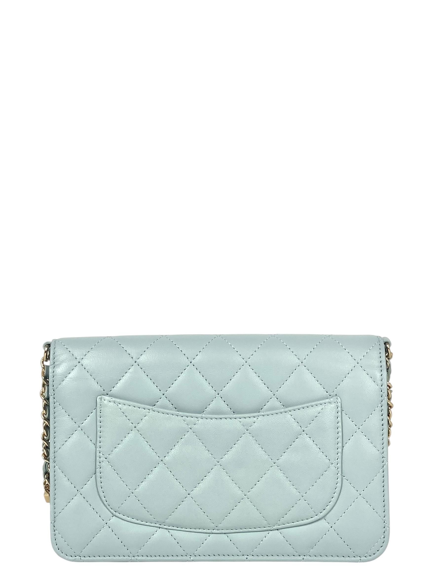 Blu Chanel Portafoglio trapuntato in pelle di agnello blu chiaro con perla e catena WOC Crossbody in vendita