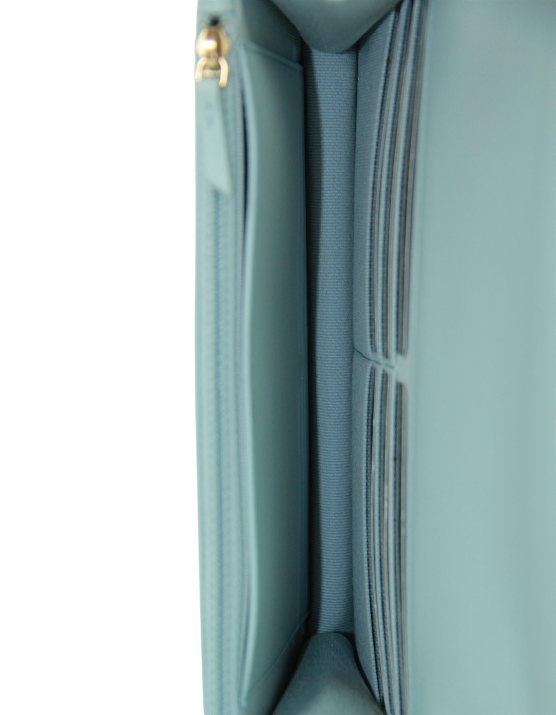 Chanel Portafoglio trapuntato in pelle di agnello blu chiaro con perla e catena WOC Crossbody in vendita 1