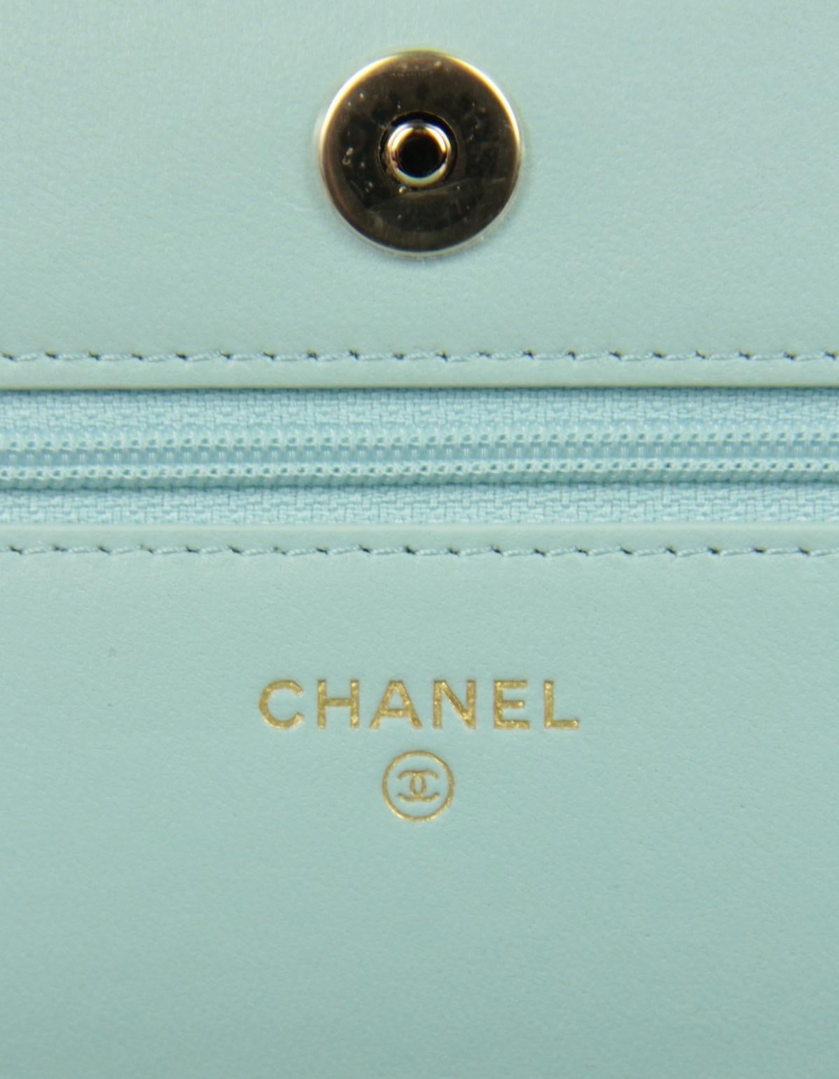 Chanel Portafoglio trapuntato in pelle di agnello blu chiaro con perla e catena WOC Crossbody in vendita 2