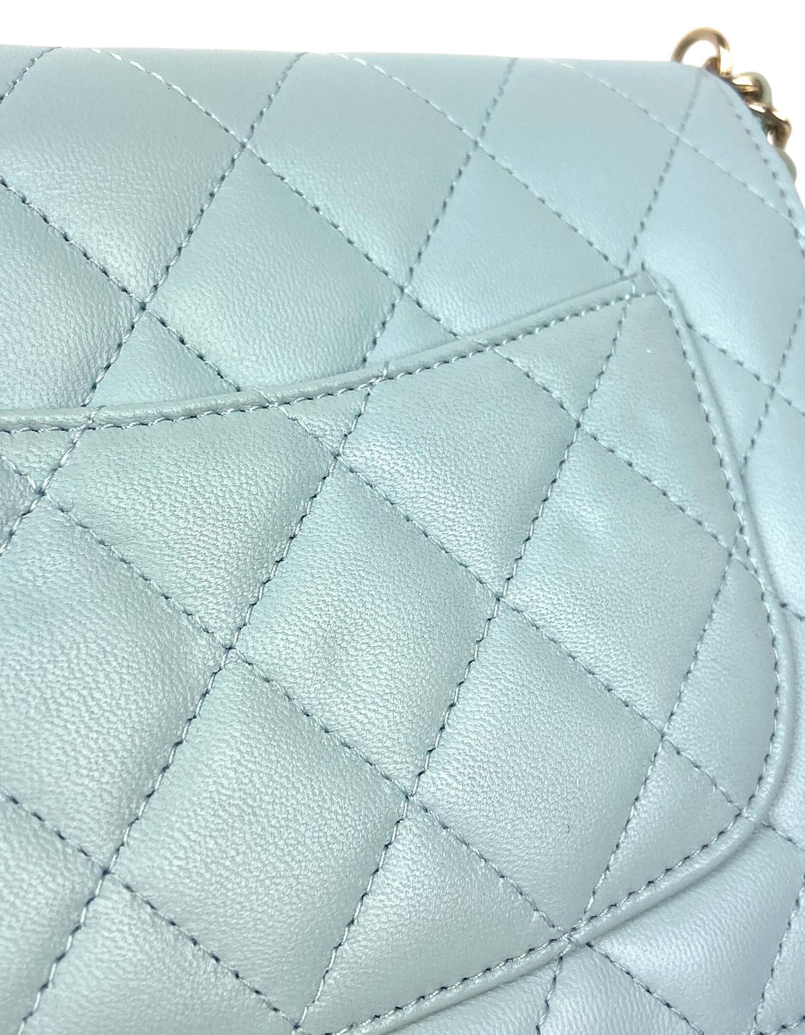 Chanel Portafoglio trapuntato in pelle di agnello blu chiaro con perla e catena WOC Crossbody in vendita 4
